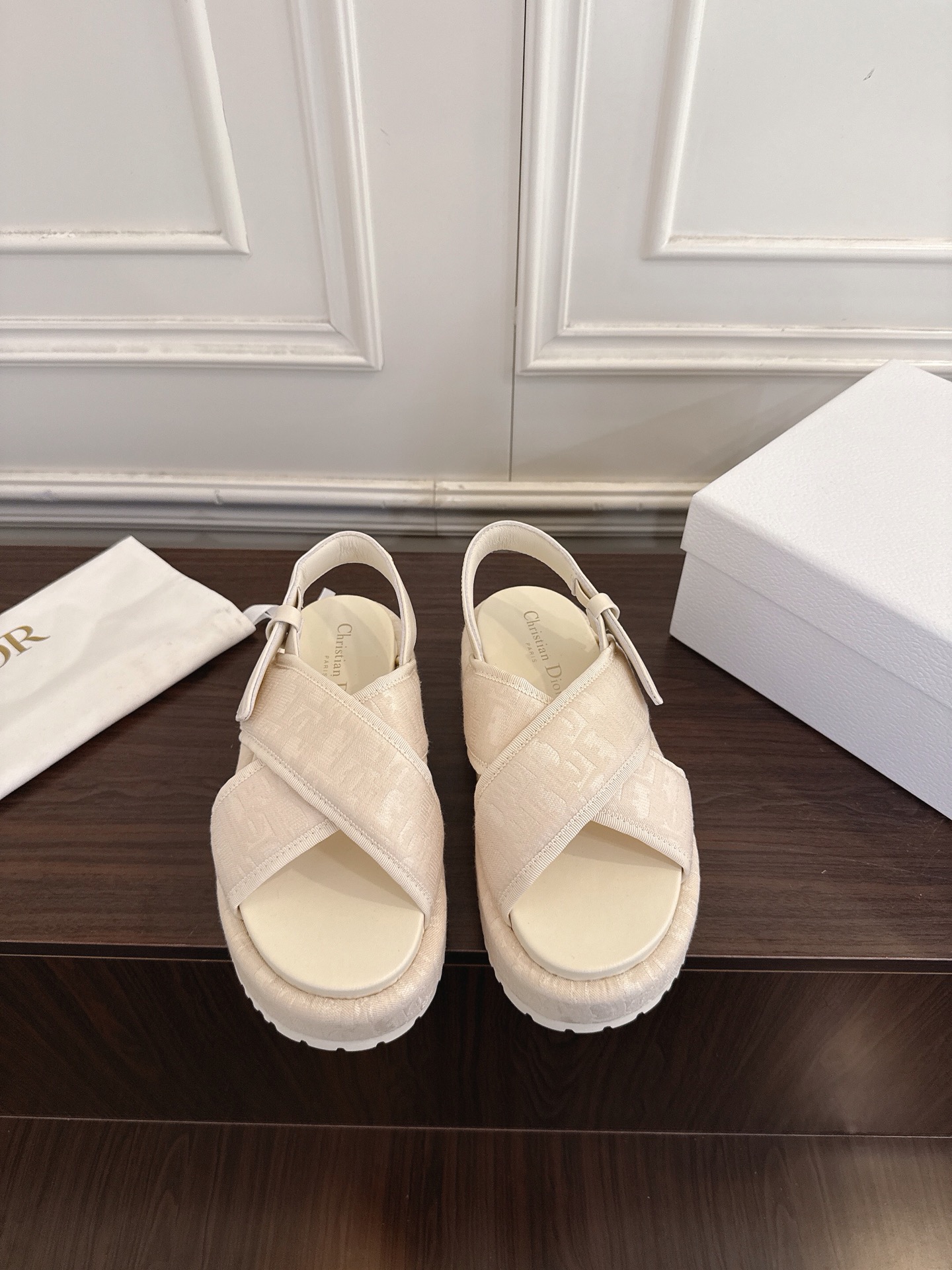 NO:751224,Dior Dior's 2026 early spring new spring series cross thick-soled sandals are simple and elegant, 'low-key luxury!  Equipped with the eye-catching Chanristian Dior logo buckle #very high-end, comfortable to wear, good-looking and easy to match #can be worn in spring, summer, autumn and winter!  Imported cowhide for the upper, water-dyed cowhide for the lining, original customized outsole, size 35-40, slippers and sandals, chanel, dior, dior, sandals, slippers, cowhide19860909Dior迪奥2026早春新款春季系列交叉厚底凉鞋 简单大方‘低调奢华！配上醒目的Chanristian Dior标志扣#非常高级,穿着舒适好看而且好搭配#春夏秋冬都以穿！ 鞋面进口牛皮 内里水染牛皮 大底原版订制大底 size35-40码,拖鞋凉鞋,chanel,dior,dior,sandals,slippers,cowhide,Women's Shoes