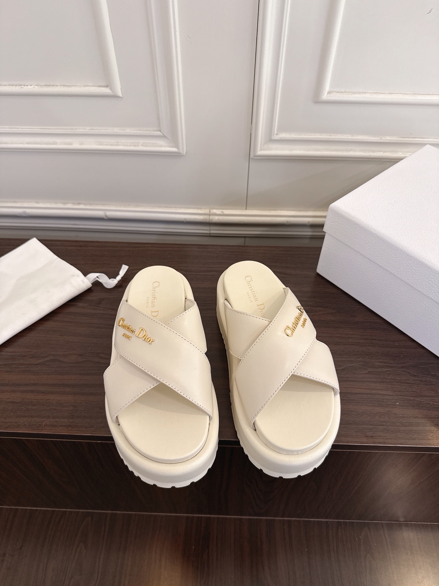 NO:751226,Dior Dior's 2026 early spring new spring series cross thick-soled slippers are simple and elegant, 'low-key luxury!  Equipped with the eye-catching Chanristian Dior logo buckle #very high-end, comfortable to wear, good-looking and easy to match #can be worn in spring, summer, autumn and winter!  Imported cowhide for the upper, water-dyed cowhide for the lining, original customized outsole, size 35-40, slippers and sandals, chanel, dior, dior, sandals, slippers, cowhide19860909Dior迪奥2026早春新款春季系列交叉厚底拖鞋 简单大方‘低调奢华！配上醒目的Chanristian Dior标志扣#非常高级,穿着舒适好看而且好搭配#春夏秋冬都以穿！ 鞋面进口牛皮 内里水染牛皮 大底原版订制大底 size35-40码,拖鞋凉鞋,chanel,dior,dior,sandals,slippers,cowhide,Women's Shoes
