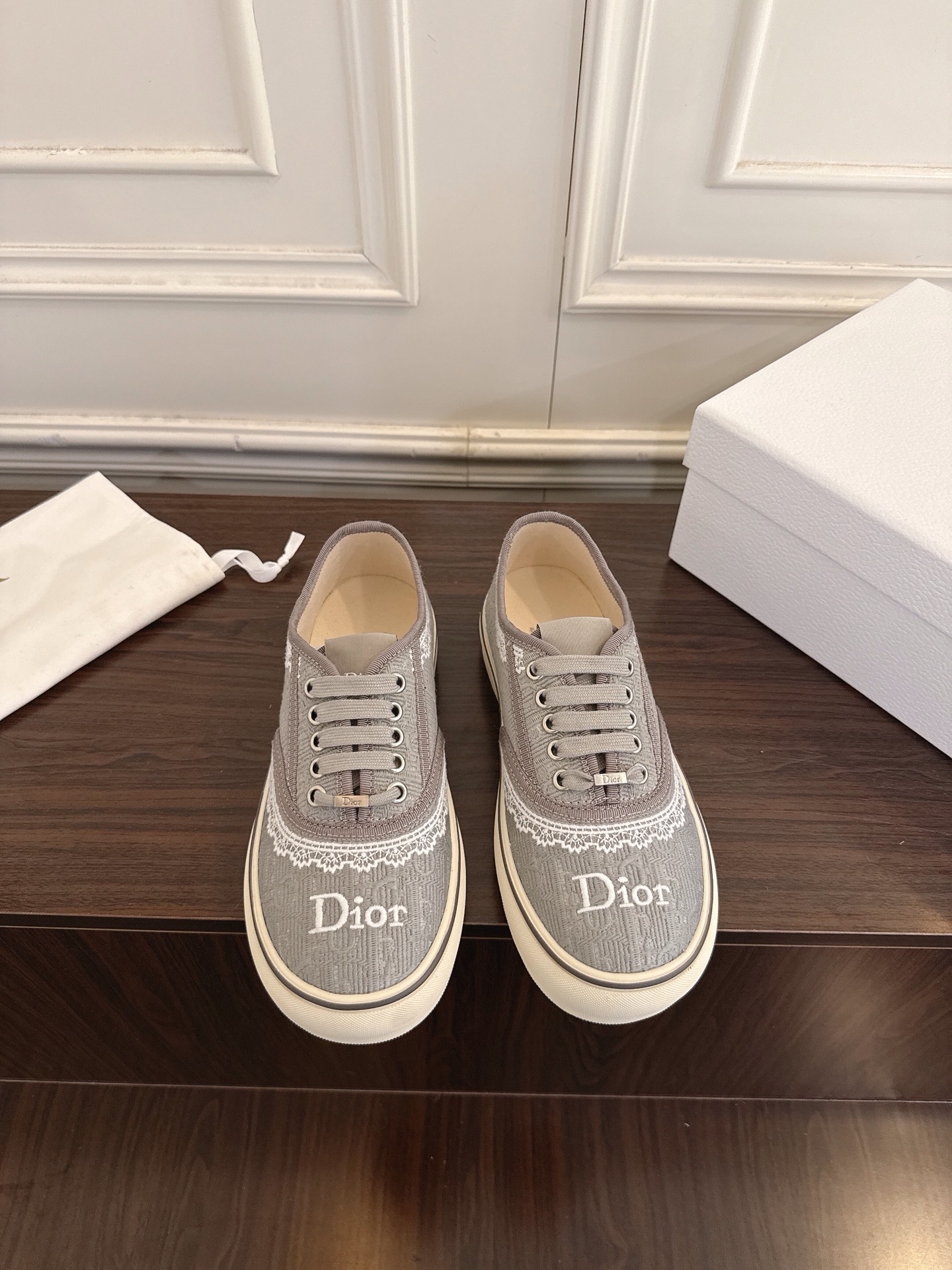 NO:751209,Top version (can be compared with the original version) Dior Saltwind series retro presbyopia lace canvas shoes casual sneakers sneakers. This Dior Saltwind sneaker designed by Jonathan Anderson is fashionable and chic, a new interpretation of the classic nautical style shoe. Decorated with Oblique print, embellished with white lace to enhance the style, with round toe and grosgrain topstitch details, unique, light and comfortable style, Dior  A new classic item. It can be matched with all kinds of men's or women's styles, showing a fashionable and simple style. Exquisite packaging at the delivery counter. Fabric: Original customized high-density canvas material. Customized high-density canvas inside. Original molded anti-slip rubber material for the sole (two-color outsole). Sole thickness 3.5CM. Size: Women's 35-41 (41 customized), casual shoes/sports shoes, dior, dior, sneakers.19860909顶版(可对比原版) Dior迪奥 Saltwind 系列 复古 老花 蕾丝 帆布鞋 休闲 运动鞋 板鞋 这款乔纳森·安德森 (Jonathan Anderson) 设计的 Dior Saltwind 运动鞋时尚别致,全新演绎经典航海风鞋款.饰以 Oblique 印花,点缀以白色蕾丝提升格调,搭配圆形鞋头和罗缎缉面线细节,别具一格,款式轻盈舒适,是 Dior 的全新经典单品.可与各式男装或女装造型搭配,彰显时尚简约的风范 配送专柜精美包装 面料:原版定制高密度帆布材质 内里定制高密度帆布 鞋底原版开模防滑橡胶材质（双色大底） 底厚3.5CM Size : 女款35-41（41定制）,休闲鞋/运动鞋,dior,dior,sneakers,Women's Shoes