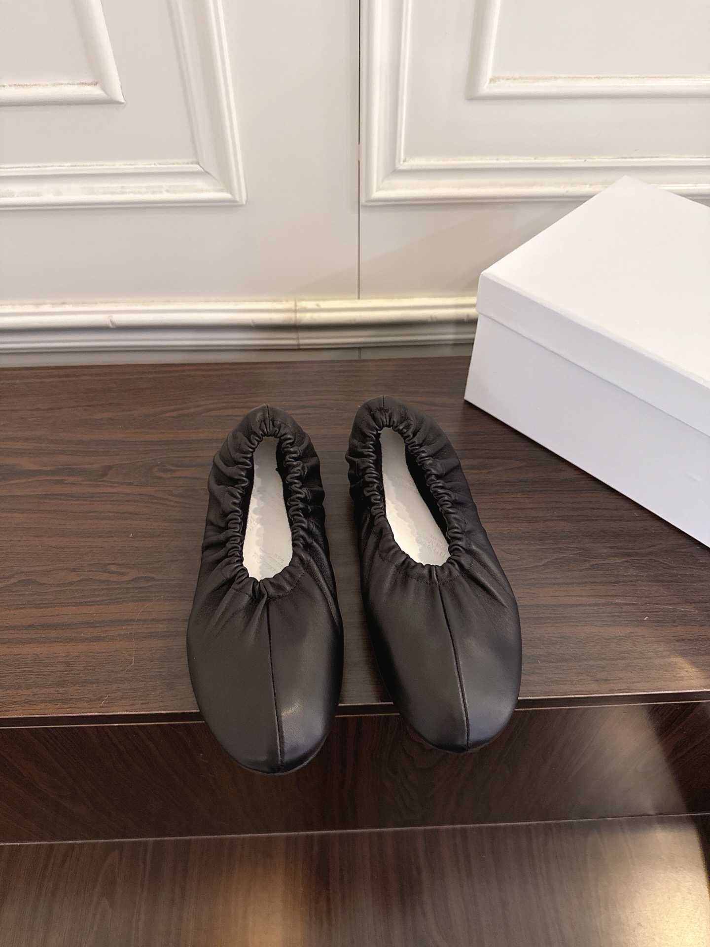 NO:751211,Maison Margiela mm6 2026ss new Mary Jane pleated ballet flats. The shoes adopt the iconic pleat design, and there are elastic elastic bands at the shoe opening to form a 'shoe cover' effect. They are Margiela's most recognizable ballet flats style. The texture is versatile, very comfortable and very special. They look great with any outfit and are worth buying. Fabric imported silk fabric Foot padding cowhide outsole Original molded outsole  Size 35-41 (40.41 customized, non-returnable) Comes with original packaging and white airplane box, ballet shoes, masion margiela, masion margiela, mary jane, flats, cowhide, real silk19860909Maison Margiela马吉拉 mm6 2026ss新品玛丽珍褶皱芭蕾舞鞋平底鞋 鞋款采用标志性的 褶皱设计,鞋口处有弹性松紧带,形成“鞋套”效果,是马吉拉最具辨识度的芭蕾平底鞋款式. 质感百搭,很舒服 也很特别,搭配任何服装都非常好看,值得入手 面料进口真丝布料 垫脚牛皮 大底原版开模大底 码数35-41（40.41订做不退换） 配原版包装另外白色的飞机盒,芭蕾舞鞋,masion margiela,masion margiela,mary jane,flats,cowhide,real silk,Women's Shoes