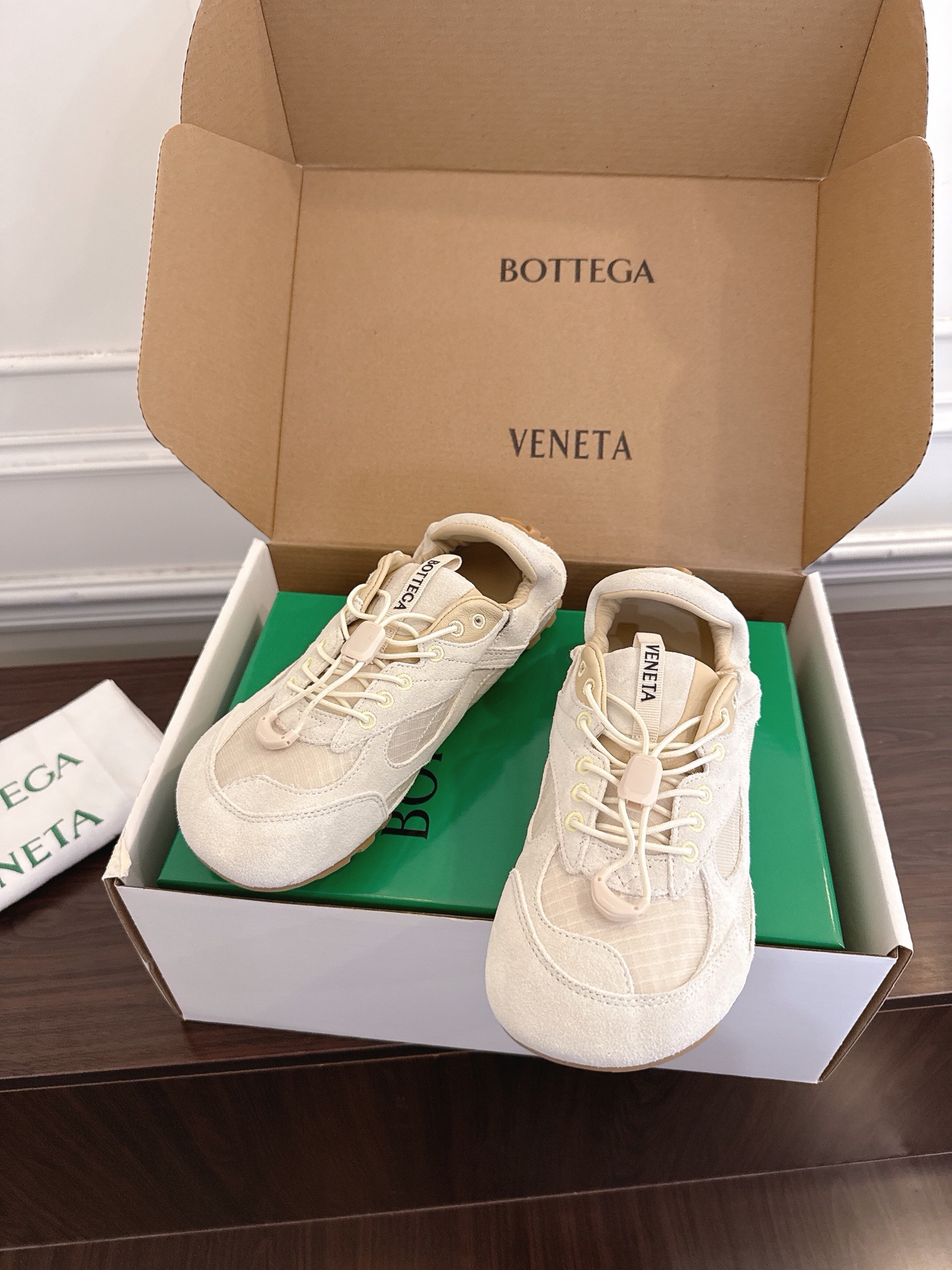 NO:751208,Bottega Veneta BV 2026ss latest IVULCAN series casual sports shoes moral training shoes. The top version is purchased from the original version and is developed and manufactured. The same style as the BV summer creative director Matthieu Blazy's show. The spliced ​​upper of canvas and suede cowhide + BV regular small round toe design. It really doesn't have a sense of design, simple design, can be worn in all seasons!  The foot feels very comfortable. The fabric is original imported high-density canvas + high mercerized cow suede. The lining is imported sheepskin. The outsole is the original molded outsole. The size is 35-40 (40 orders are not returnable), casual shoes/sports shoes, bottega veneta, bottega veneta, sneakers, cowhide, sheepskin19860909Bottega Veneta BV 2026ss最新IVULCAN系列休闲运动鞋德训鞋 顶级版本原版购入开发做货 BV summer创意总监Matthieu Blazy秀场同款,帆布与反绒牛皮的拼接鞋面＋BV规则小圆头设计,真的不要太有设计感,简约设计,四季都能穿！脚感贼舒服 面料原版进口高密度帆布+高丝光牛反绒 内里进口羊皮 大底原版开模大底 码数35-40（40订做不退换）,休闲鞋/运动鞋,bottega veneta,bottega veneta,sneakers,cowhide,sheepskin,Women's Shoes