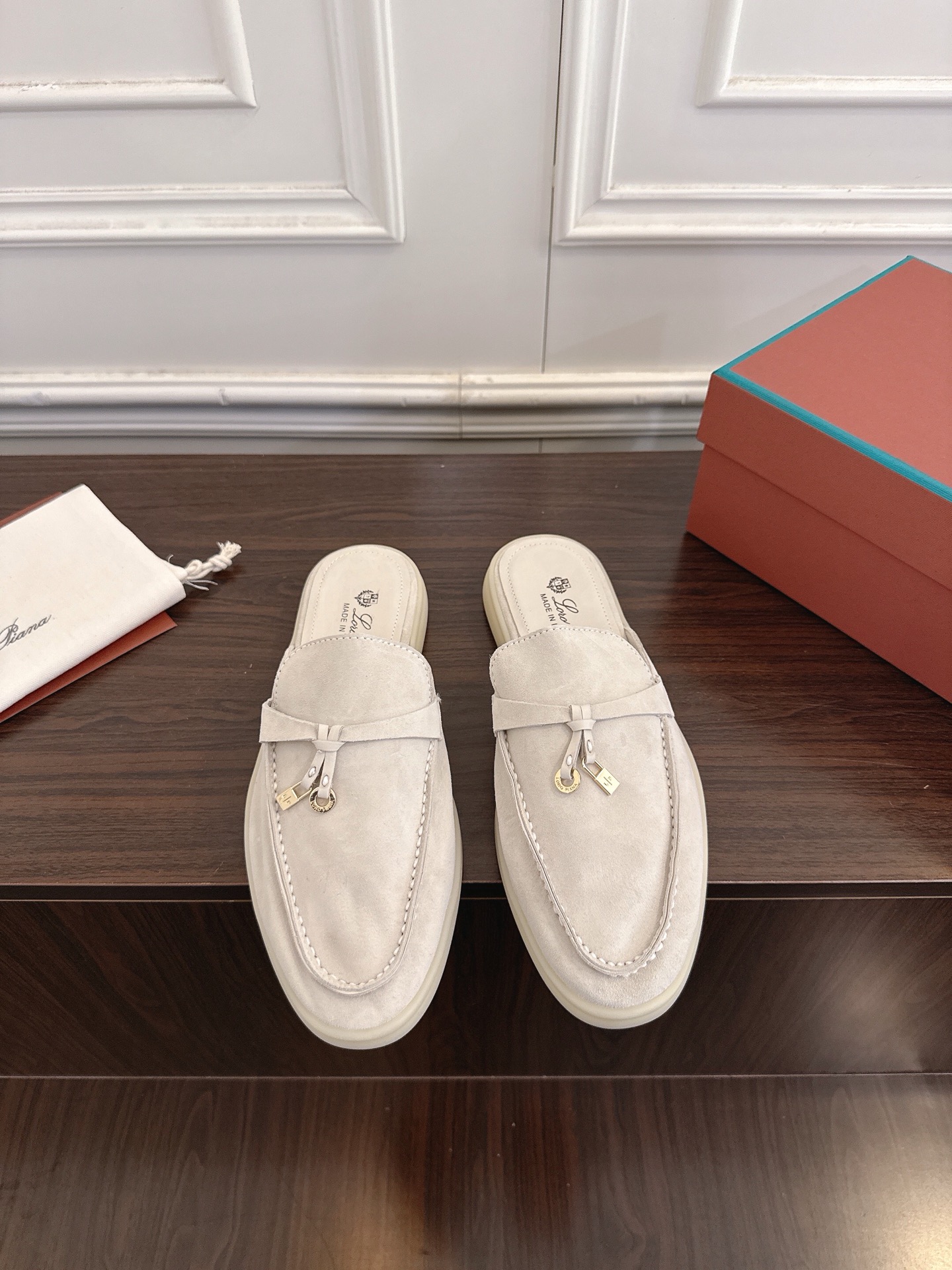 NO:751205,#国产 Purchased on behalf of women (Official website sync box packaging) Loro Piana nuoyoupiana LP British tassel loafers half-slippers. Original purchase and development, production. After more than a year of repeated adjustments, good products are not afraid of delay. Made in Guan, purchasing on behalf of quality. Daily wear for a long time without getting tired. Who can refuse a pair of versatile and good-looking loafers?  Don't be too elegant at all. The feel and texture of the feet are all right. The key is to make the legs look longer and not tire the feet. The main thing is that it is just right!  A full set of counter-level packaging. The fabric is high-mercerized, soft and textured fetal cow velvet. The lining is cowhide. The outsole is all light-colored rubber outsole. Size women's 35-40 (women's 40 is custom-made and non-returnable), half drag, loro piana, loro piana, loafers, slippers, cowhide19860909#莞产 代购级 女款（官网同步盒包装） Loro Piana 诺悠翩雅 LP 英伦流苏 乐福鞋 半拖鞋 原版购入开发 做货 历经一年多反复调整 好货不怕晚 莞产 代购级品质 日常通行久穿不累哦 谁能拒绝得了一双百搭又好看的乐福鞋呢？简直不要太气质,脚感和质感都拿捏,关键是显腿长不累脚,主打的就是一个刚刚好！ 全套专柜级包装 面料高丝光柔软有质感的胎牛绒 内里牛皮 大底全浅色橡胶大底, Size女款35-40（女40 定做不退换）,半拖,loro piana,loro piana,loafers,slippers,cowhide,Women's Shoes