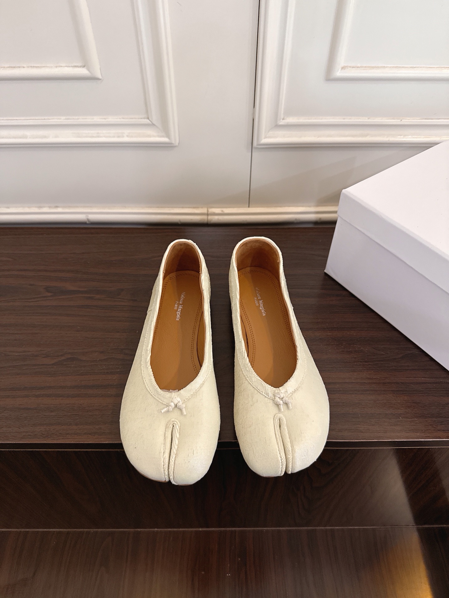 NO:751228,#螞produced purchasing agent grade (official website sync box packaging) Maison Margiela MM6 Margiela pleated split-toe shoes Tabi split-toe ballet shoes Italian vegetable-tanned sheepskin!  Welcome to compare with the real original outsole!  Size: 35-40 (40 customized, non-refundable), split-toe shoes, masion margiela, masion margiela, sheepskin19860909#莞产 代购级（官网同步盒包装） Maison Margiela MM6马吉拉皱褶分趾鞋 Tabi分趾芭蕾单鞋 意产植鞣羊皮！ 欢迎对比 真正的原版大底！ Size:35-40（40定制不退换）,分趾鞋,masion margiela,masion margiela,sheepskin,Women's Shoes
