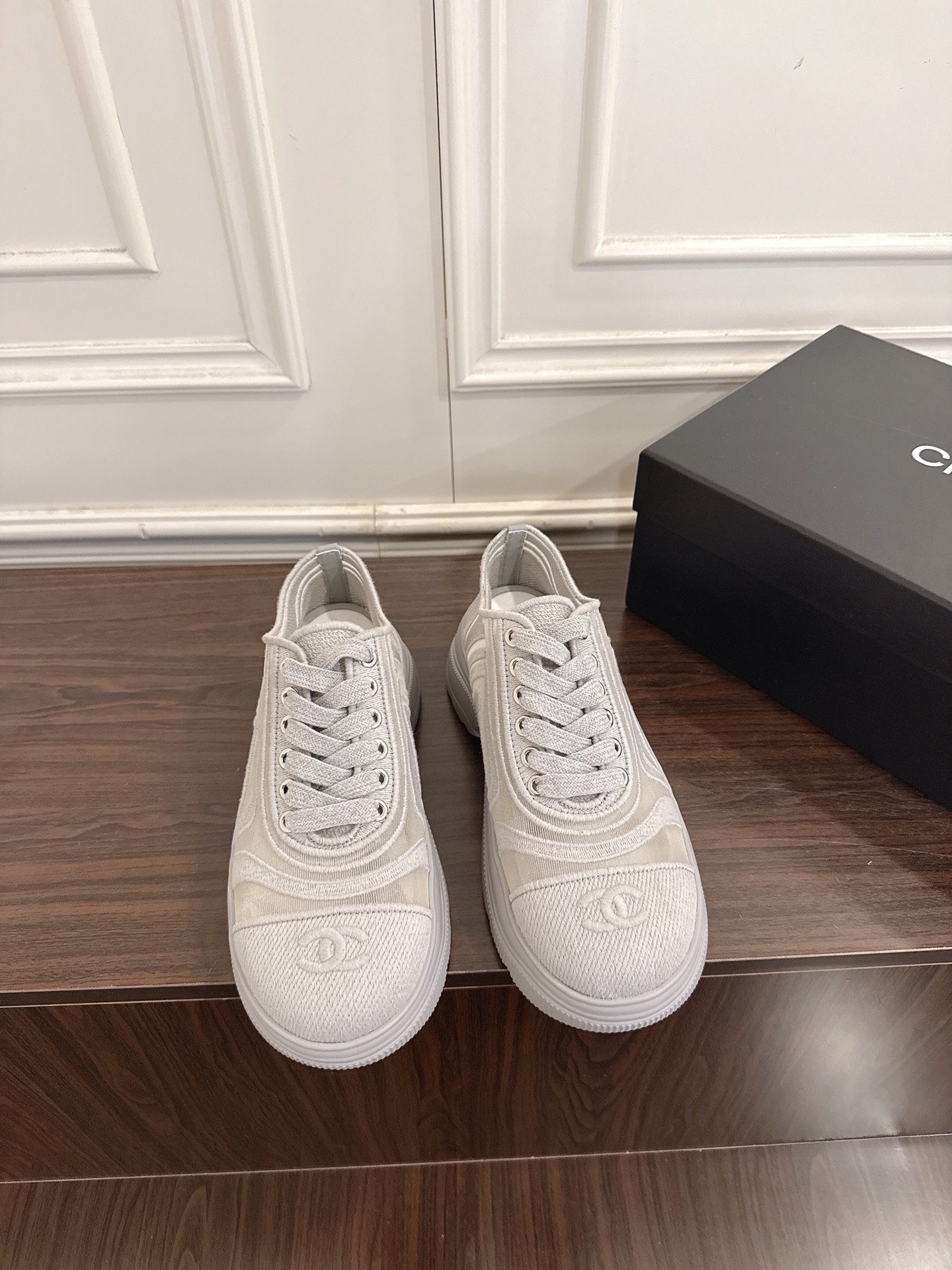 NO:751212,CHANEL/Chanel 2026 new style small fragrant style round-toe thick-soled sports shoes, heightening shoes and casual shoes. This classic design has a variety of electronic embroidery techniques on the upper. The outsole is fashionable and sporty. It is extraordinary and incorporates a variety of color matching elements. The diversified mix and match is very beautiful. The fabric is imported with special mesh. Sheepskin lining. The sole is original molded sole. Full set of packaging  35-40 (40/41 customized, non-returnable), casual shoes/sports shoes, chanel, chanel, sneakers, sheepskin19860909CHANEL/香奈儿2026新款小香风圆头厚底运动鞋增高鞋休闲鞋 这款经典设计 鞋面多种工艺电绣的风格 大底却时尚运动不平凡的拥入了多种配色元素多元化混搭非常好看 面料进口特殊网面 内里羊皮 鞋底原版开模鞋底 全套包装 35-40(40/41定做不退换）,休闲鞋/运动鞋,chanel,chanel,sneakers,sheepskin,Women's Shoes