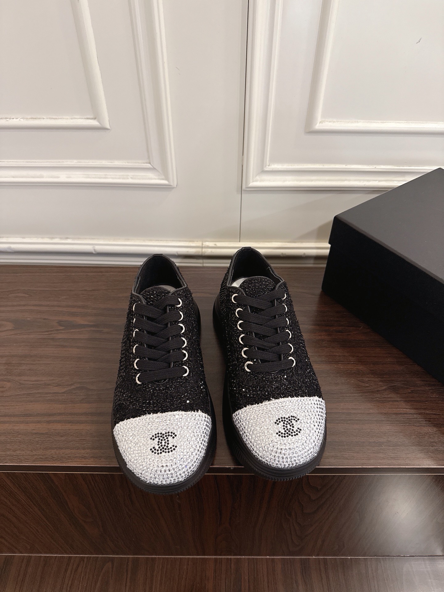 NO:751215,CHANEL/Chanel 2026 new small fragrant style round toe thick-soled sports shoes rhinestone heightening shoes hot rhinestone casual shoes This classic design has a variety of electric embroidery styles on the upper, but the outsole is fashionable and sporty. It has a variety of color elements and is mixed and matched very beautifully. The fabric is imported special material hot rhinestones, lining sheepskin, original molded sole, full package  35-40 (40/41 customized, non-returnable), casual shoes/sports shoes, chanel, chanel, sneakers, sheepskin19860909CHANEL/香奈儿2026新款小香风圆头厚底运动鞋水钻增高鞋烫钻休闲鞋 这款经典设计 鞋面多种工艺电绣的风格 大底却时尚运动不平凡的拥入了多种配色元素多元化混搭非常好看 面料进口特殊材质烫钻 内里羊皮 鞋底原版开模鞋底 全套包装 35-40(40/41定做不退换）,休闲鞋/运动鞋,chanel,chanel,sneakers,sheepskin,Women's Shoes