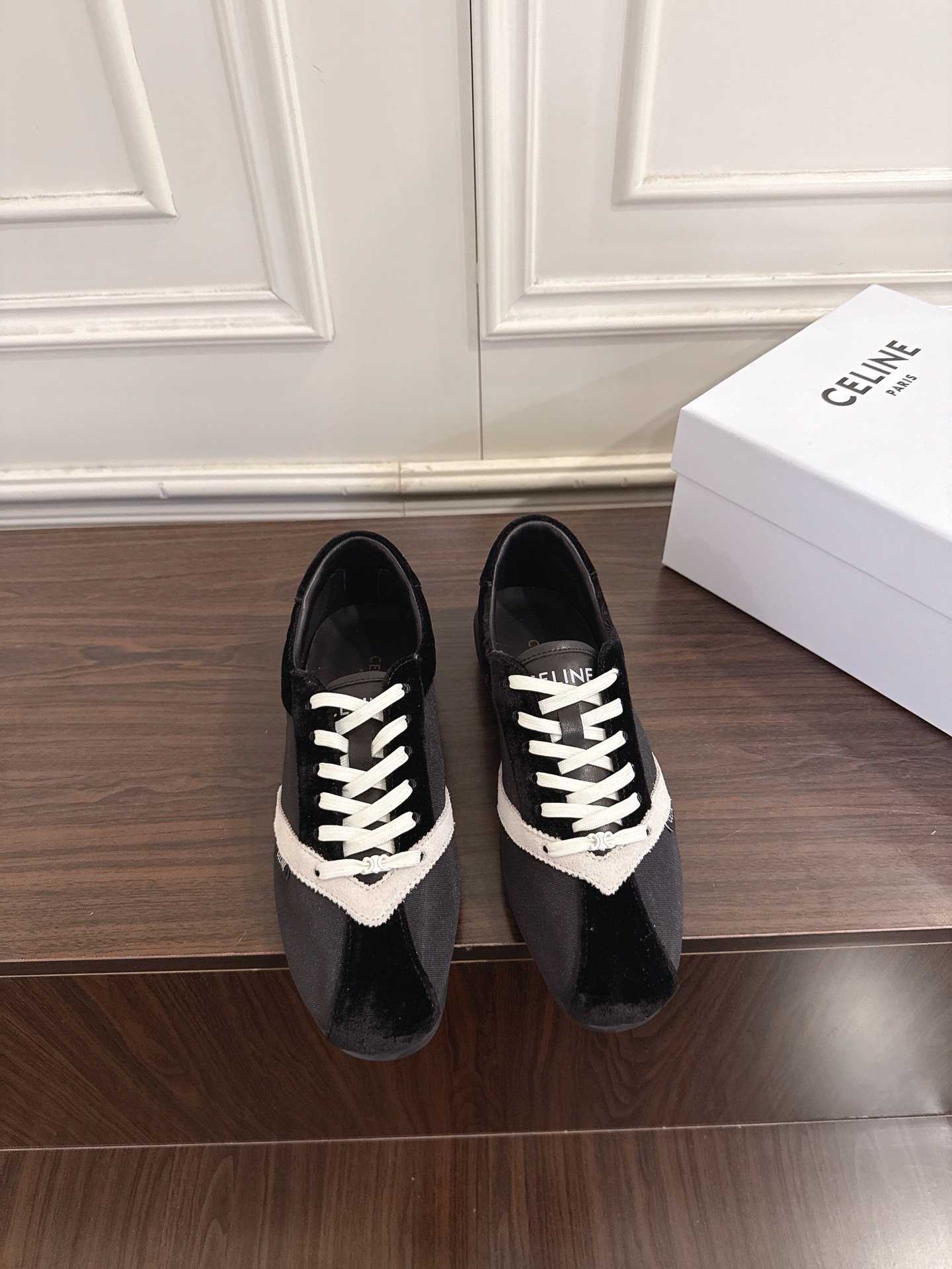 NO:751218,CELINE Celine 26ss Arc de Triomphe lace-up moral training shoes Forrest Gump casual sports shoes Xiaohongshu grass style, simple, neat and fashionable, with a college style feel...it is a surprise to get it. It makes your feet look younger than ever...simple and comfortable, clean and versatile, showing slim legs, whether worn alone or paired with wide-leg pants, it is very easy to match. Upper: Made of imported breathable velvet + customized fabric Inner: Imported sheepskin Outsole:  Original molded wear-resistant rubber outsole Size 35-41 (40 41 customized, non-returnable), casual shoes/sports shoes, celine, celine, sneakers, sheepskin19860909CELINE赛琳26ss凯旋门系带德训鞋阿甘鞋休闲运动鞋 小红书种草款,简单利落时髦 自带学院风感觉…拿到手真是惊喜 上脚减龄无比… 简单舒服,干净利落,百搭显腿细,无论是单穿还是搭配阔腿裤,都非常好搭. 鞋面: 采用进口透气天鹅绒＋定制布料 内里: 进口羊皮 大底: 原版开模耐磨橡胶大底 Size35-41（40 41定做不退换）,休闲鞋/运动鞋,celine,celine,sneakers,sheepskin,Women's Shoes