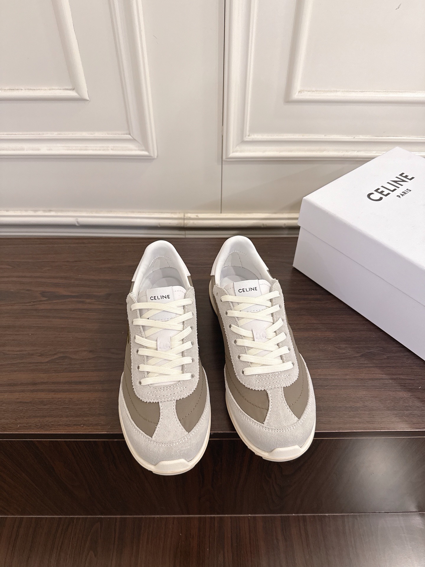 NO:751221,CELINE Celine 26ss Arc de Triomphe series lace-up moral training shoes Forrest shoes casual sports shoes white shoes  [CELINE · Celine] Celine presents new 'RACER' sneakers to enrich its shoe series. This sneaker draws inspiration from the sports aesthetics of the 1970s. Lightness and comfort are its core characteristics. It cleverly combines nylon, suede and leather materials. The classic 'TRIO'  The MPHE' logo is clearly visible, embroidered on the side of the shoe, and gravure printed on the back of the shoe. This sneaker offers bright and vibrant color combinations to further strengthen its retro silhouette. The unisex design is practical and versatile, showing elegance and sporty style while retaining the brand's unique style.  High-mercerized cow suede leather upper with high-density electric embroidery logo, lambskin lining, original molded outsole, size 35-41 (40 and 41 customized, non-returnable), casual shoes/sports shoes, celine, celine, sneakers, sheepskin19860909CELINE赛琳 26ss凯旋门系列 系带德训鞋阿甘鞋休闲运动鞋小白鞋 【CELINE·思琳】赛琳CELINE呈现全新“RACER”运动鞋丰富其鞋履系列.这款运动鞋汲取了70年代运动美学的灵感,轻盈与舒适是其核心特质,巧妙融合了锦纶、绒面革与皮革材质.经典的“TRIOMPHE”标志清晰可见,以刺绣形式点缀于鞋侧,并以凹印工艺呈现于鞋后帮.此款运动鞋提供鲜明且富有活力的色彩组合,进一步强化其复古轮廓,中性设计实用百搭,在保留品牌独特风格的同时,尽显优雅与运动风范. 鞋面高丝光牛反绒皮搭高密度电绣logo 内里小羊皮 大底原版开模大底 码数35—41（40 41定做不退换）,休闲鞋/运动鞋,celine,celine,sneakers,sheepskin,Women's Shoes