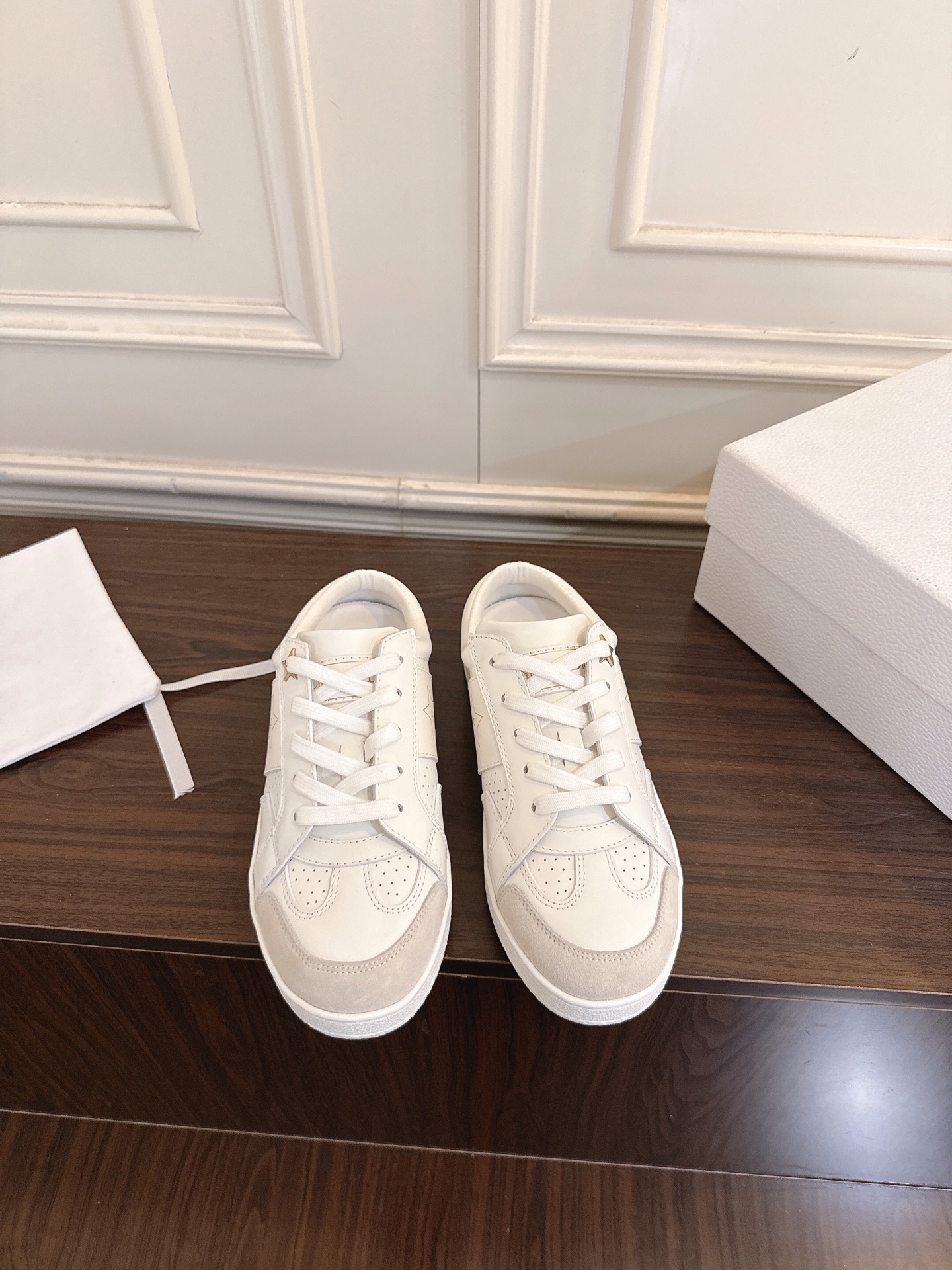 NO:883834,Christian Dior Dior 26ss spring and summer CD half-slip white shoes, casual shoes, thick-soled platform shoes, are carefully made of cow suede and white smooth cow leather, decorated with a white five-pointed star printed logo on the side. The tongue, sole and back side are decorated with various special details to enhance the style. The eyelet details, topstitching and rubber panels highlight the dynamic charm of its sports style. It can be matched with all kinds of clothing to create a sophisticated look. The upper is made of original customized calf leather and the lining is made of original imported cow leather.  Outsole original molded TU rubber outsole Size: 35-41 (40/41 customized, non-returnable), casual shoes/sports shoes, dior, dior, sneakers, cowhide19860909Christian Dior迪奥26ss春夏CD半拖小白鞋休闲鞋厚底松糕鞋 采用牛反绒和白色光滑牛皮革精心制作,侧面饰以白色五角星印花标志,鞋舌、鞋底和后侧饰以各种特色细节提升格调,而孔眼细节、缉面线和橡胶镶片更是突显其运动风格的动感魅力,可搭配各式服饰,打造精致. 鞋面原版定制小牛皮 内里原版进口牛皮 大底原版开模TU橡胶大底 码数: 35-41（40/41订做不退换）,休闲鞋/运动鞋,dior,dior,sneakers,cowhide,Women's Shoes