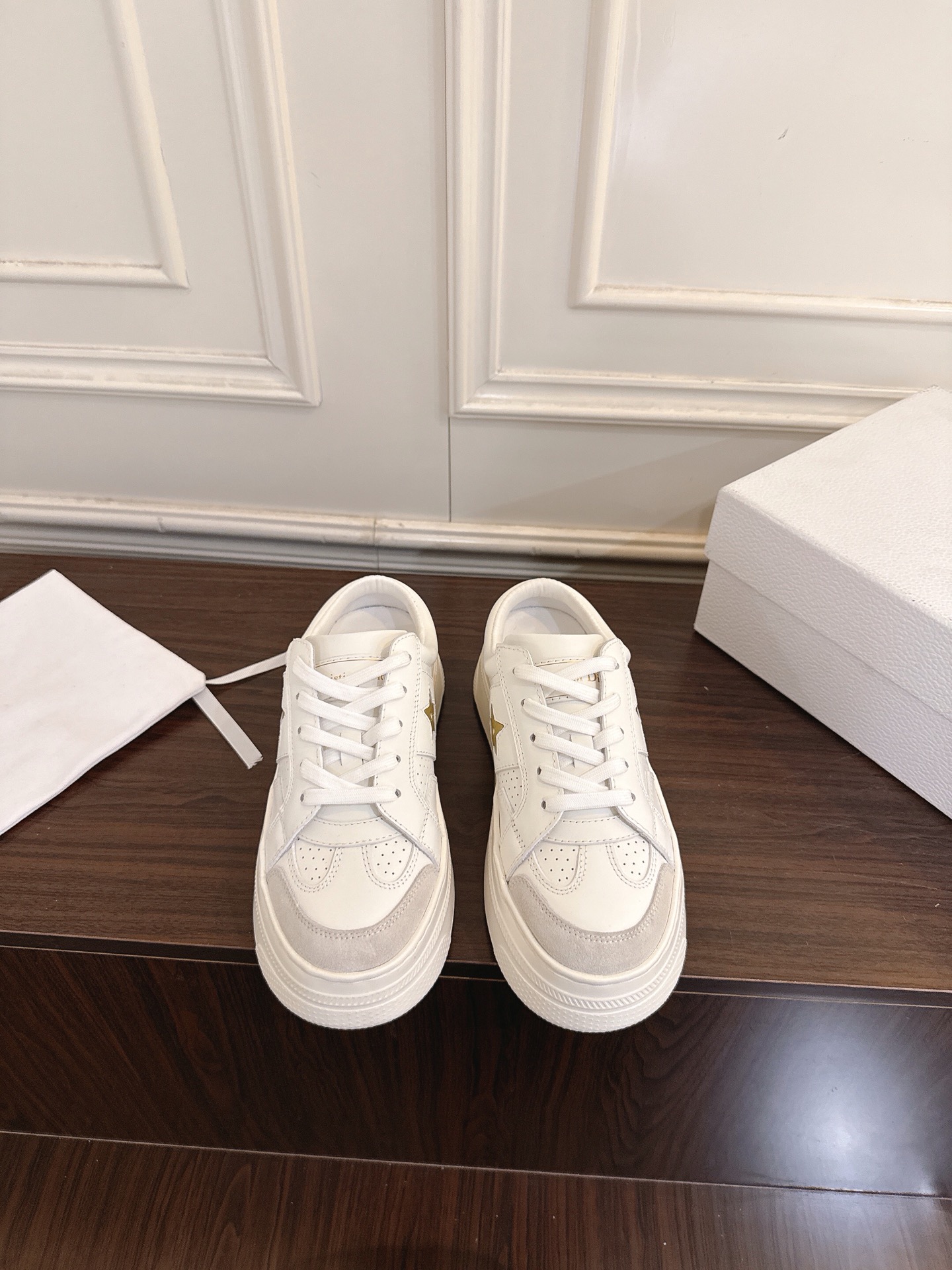 NO:883848,Christian Dior Dior 26ss spring and summer CD half-slip white shoes, casual shoes, thick-soled platform shoes, are carefully made of cow suede and white smooth cow leather, decorated with a white five-pointed star printed logo on the side. The tongue, sole and back side are decorated with various special details to enhance the style. The eyelet details, topstitching and rubber panels highlight the dynamic charm of its sports style. It can be matched with all kinds of clothing to create a sophisticated look. The upper is made of original customized calf leather and the lining is made of original imported cow leather.  Original molded TU rubber outsole, sole thickness 5cm, size: 35-41 (40/41 custom-made, non-refundable), casual shoes/sports shoes, dior, dior, sneakers, cowhide19860909Christian Dior迪奥26ss春夏CD半拖小白鞋休闲鞋厚底松糕鞋 采用牛反绒和白色光滑牛皮革精心制作,侧面饰以白色五角星印花标志,鞋舌、鞋底和后侧饰以各种特色细节提升格调,而孔眼细节、缉面线和橡胶镶片更是突显其运动风格的动感魅力,可搭配各式服饰,打造精致. 鞋面原版定制小牛皮 内里原版进口牛皮 大底原版开模TU橡胶大底 底厚5cm 码数: 35-41（40/41订做不退换）,休闲鞋/运动鞋,dior,dior,sneakers,cowhide,Women's Shoes