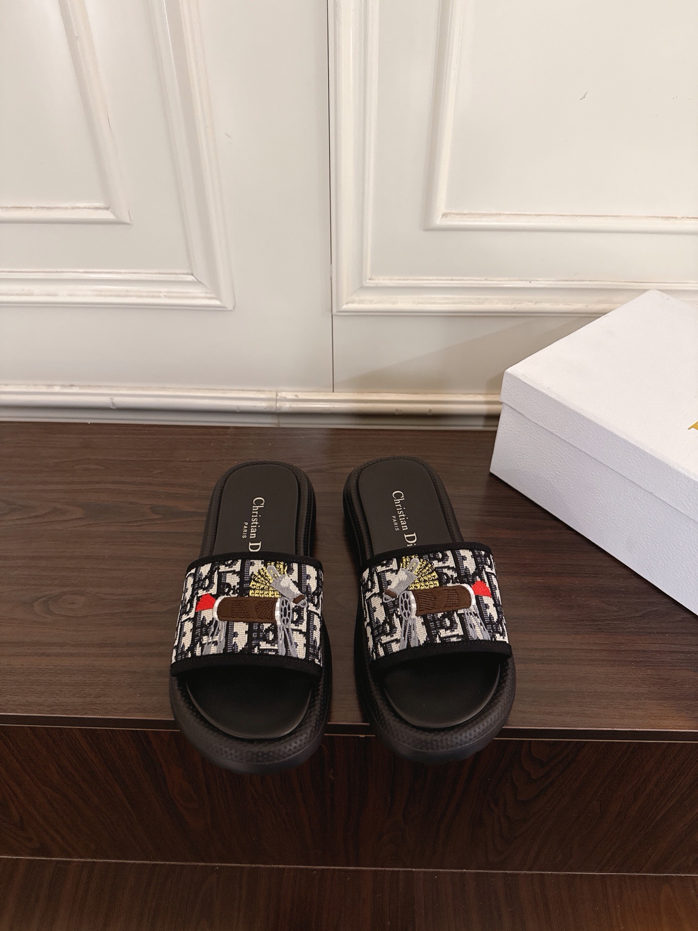NO:883815,Dior 26ss early spring new classic presbyopic embroidered slippers. The universal formula for lazy summer wear, just rely on this pair of sandals!  Minimalist one-line strap + presbyopic texture, low-key but recognizable, with embroidery embellishments to brighten up the details. The soft-soled insole is breathable and not stuffy, and will not tire your feet after long-term wear. It does not wear your feet at all. Black is cool, white is refreshing, and gray is high-end, allowing you to be casual all summer. Pair it with shorts and you will be a street trend, and with a dress, you will be a vacation blogger, and you will have a sense of effortless fashion.  Soft and thick soles, comfort and appearance coexist, and every step brings a sense of high-end walking. It looks good with skirts or pants. It is fashionable to wear casually when going out in summer. If you want a sense of light luxury with your own accent, this pair is the way to go!  Electrically embroidered upper, mesh lining, original molded outsole, heel height 3cm, size 35-41 (customized sizes 40 and 41 are not returnable), slippers, dior, slippers, skirts, shorts19860909Dior 26ss早春新款经典老花刺绣拖鞋 夏日懒人穿搭的万能公式,就靠这双凉拖！极简一字带+老花纹理,低调却有辨识度,刺绣点缀点亮细节.软底鞋垫透气不闷脚,久穿不累脚,完全不磨脚.黑色酷飒、白色清爽、灰色高级,承包你整个夏天的随性.配短裤是街头潮人,配连衣裙是度假博主,不费力的时髦感拉满. 软底厚底,舒适与颜值并存,每一步,都是行走的高级感.配裙子、配裤子都好看,夏天出门随便搭都时髦,想要自带腔调的轻奢感,这双直接冲！ 鞋面电绣面 内里网布 大底原版开模大底 跟高3cm size35-41码（40、41码定制不退换）,拖鞋,dior,slippers,skirts,shorts,Women's Shoes
