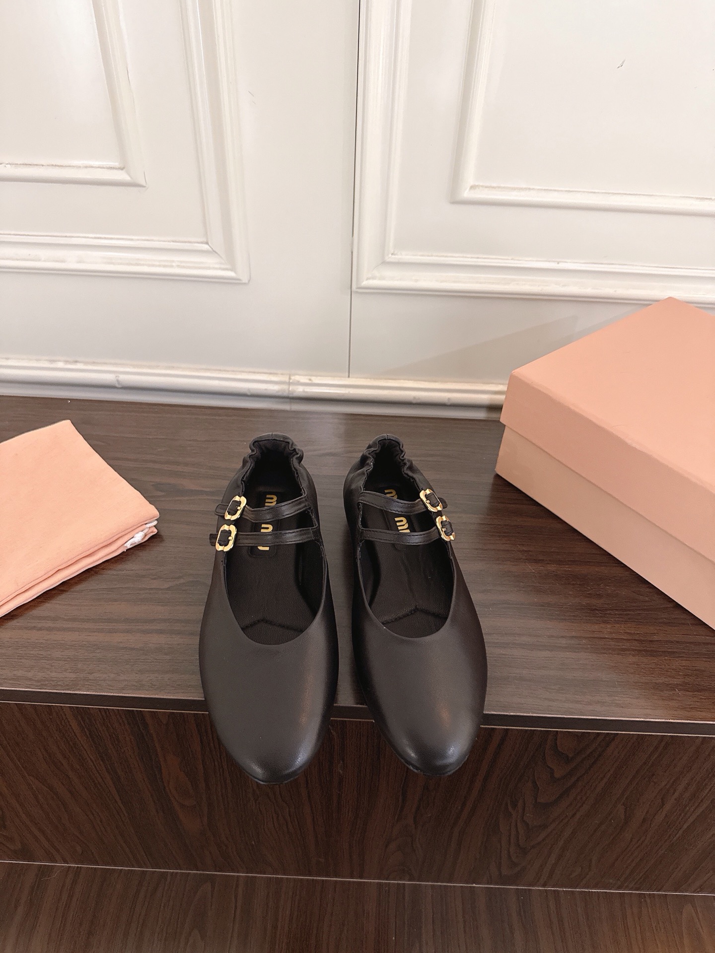 NO:883923,MiuMiu Miu Miu 26ss early spring new slip-on slip-ons Mary Jane ballet shoes flat shoes official spring and summer catwalk new style, fashionable and versatile · can be salty or sweet · not abrasive at all · whether worn barefoot or with socks, super age-reducing, super versatile!  Customized imported cowhide for the upper, sheepskin lining for the sole, genuine leather outsole imported from Italy, size 35-40 (custom-made for 40, non-returnable), single shoes, miumiu, mary jane, flats, cowhide, sheepskin, Leather soles, socks19860909MiuMiu缪缪 26ss早春新款一脚蹬懒人鞋玛丽珍芭蕾舞鞋·平底鞋 官方春夏走秀新款,时髦百搭·即可咸又可甜·一点也不磨脚·无论光脚穿还是搭配袜子穿都超级减龄 超级无敌百搭！ 鞋面定制进口牛皮 内里羊皮 鞋底意大利进口真皮大底 码数35-40（40订做不退换）,单鞋,miumiu,mary jane,flats,cowhide,sheepskin,Leather soles,socks,Women's Shoes