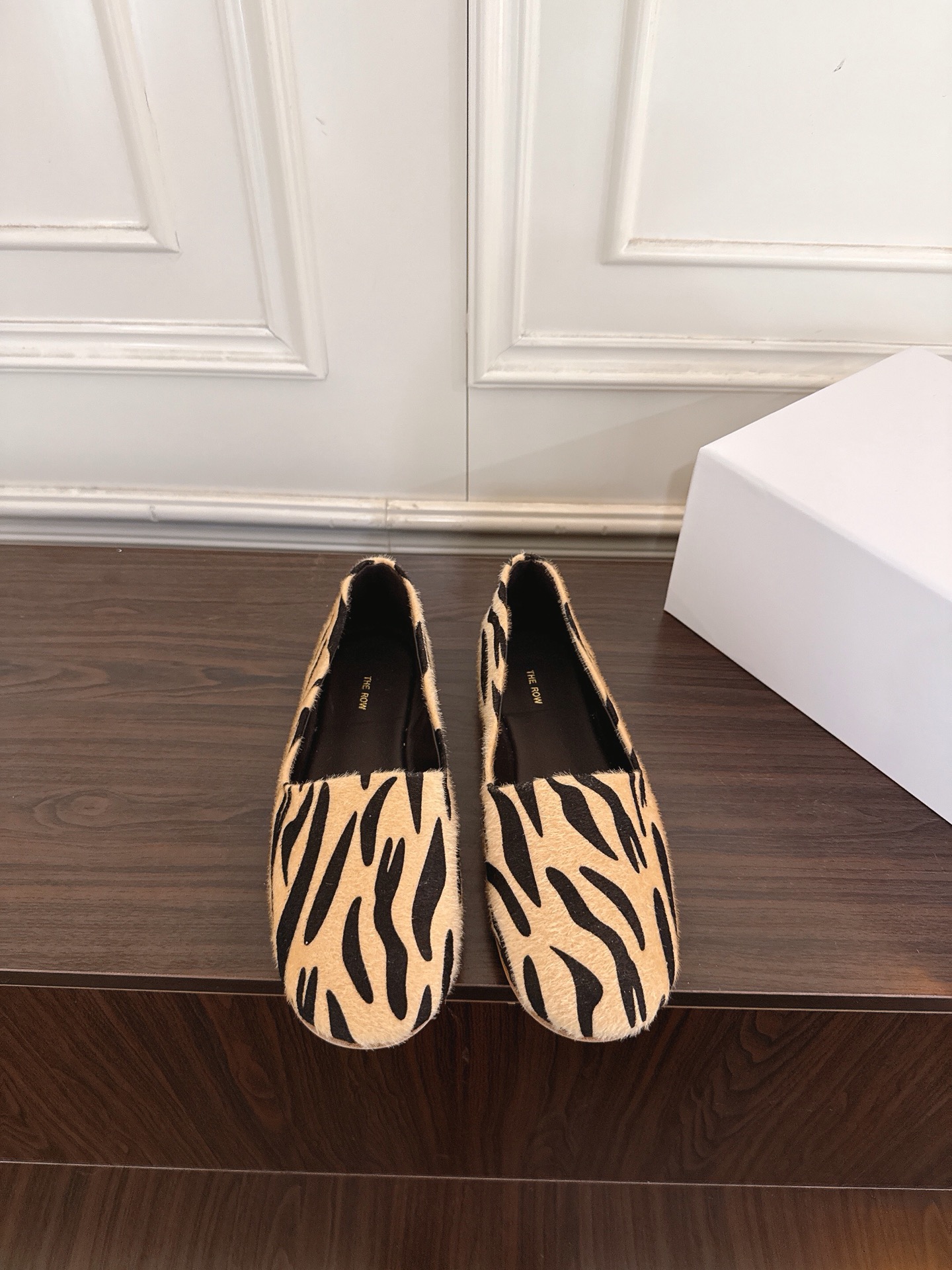 NO:883688,THE ROW 26ss new minimalist round-toe Mary Jane shoes, flat loafers, slip-on shoes. The Row's new season design continues minimalism. New Canal slip-on flat shoes. Cloud-like soft shoe body. It has both high-quality texture and easy to wear. The shoe shape still uses the simplest tones and tailoring to create the most advanced texture. Elegant and comfortable. The upper is made of imported velvet material. The inner sheepskin lining is made of sheepskin. The outsole is original open-mold stitched genuine leather sole.  Size35-40 (40 orders are not returnable), single shoes Mary Jane, loafers, mary jane, flats, sheepskin19860909THE ROW 26ss新品极简圆头玛丽珍单鞋平底乐福鞋一脚蹬单鞋 The Row新一季的设计延续极简主义 新款 Canal一脚蹬平底鞋 云朵般柔软的鞋体 兼具优质质感与易穿性 鞋型上依旧用最简洁的色调和剪裁做出最高级的质感 优雅舒适 鞋面进口天鹅绒材质 内里羊皮 大底原版开模缝线真皮底 Size35-40（40订做不退换）,单鞋玛丽珍,loafers,mary jane,flats,sheepskin,Women's Shoes