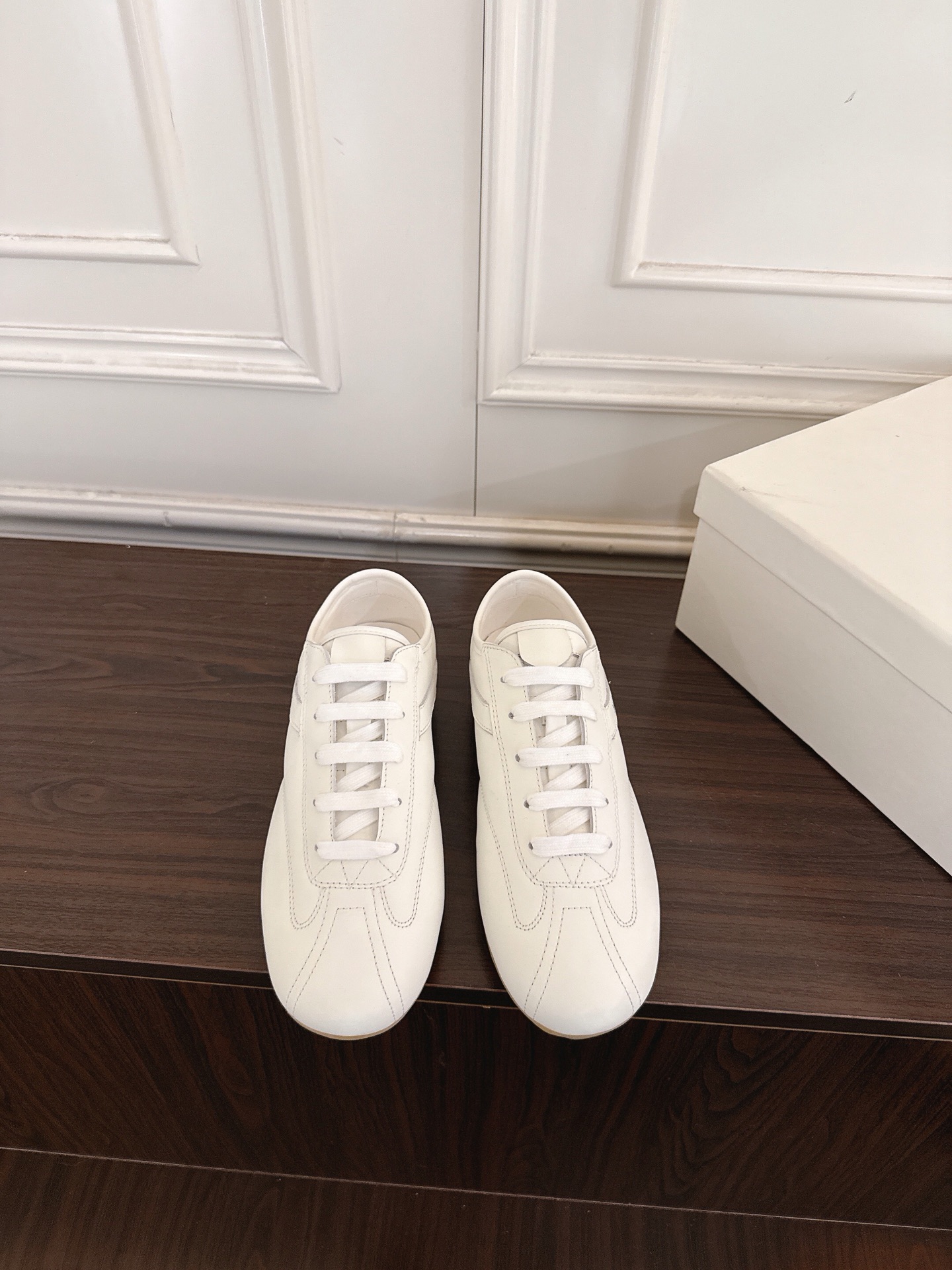 NO:883874,Women and men 10 ALEXANDERMCQUEEN Alexander McQueen Flexion series couple's retro casual sneakers with old white shoes. I would like to call this new pair of shoes 'the best style for lazy people'. I was attracted by McQueen's new shoes when I went to the store today!  The creamy white and light gray suede are too gentle. The shape of the shoe is a kind of retro Forrest Gump style. The upper part makes the foot slimmer without crowding the foot. The raw rubber sole is soft and soft. When I tried it on, I took two steps and I felt that I would not be tired after shopping all day!  The jeans I wore today happened to be of the American cleanfit style. They should be more relaxed when worn with sweatpants when I go home. Even my mother said that these shoes look much more pleasing to the eye than the 'beautiful torture instruments' I bought before. The key is that these shoes are not bad on the street, and the small label on the tongue is low-key and decent. If you know McQueen, you can get it at a glance ~ I just asked the store clerk about the size and it has already begun to run out. If you like it, don't hesitate. This pair is a pair that you 'buy and want to wear every day'!  Fabric nubuck cloth, original lining, original molded outsole, size 35-45 (female 40, 45 customized, non-returnable and non-exchangeable), casual shoes/sports shoes, alexander mcqueen, sneakers, jeans, chamois leather19860909女男10 ALEXANDERMCQUEEN 亚历山大·麦昆Flexion系列情侣款复古休闲运动鞋做旧小白鞋 这双新鞋 我愿称之为“懒人穿搭王炸”今天逛店一眼被麦昆这双新鞋勾走魂了！奶白拼浅灰麂皮也太温柔了吧,鞋型是那种带点复古的阿甘款,上脚显脚瘦还不挤脚——生胶底软乎乎的,试穿的时候踩了两步,感觉逛一天街都不会累！ 搭我今天穿的牛仔裤刚好是美式cleanfit那味儿,回家配运动裤应该更慵懒,连我妈都说这鞋看着比我之前买的那些“漂亮刑具”顺眼多了.关键是这双不烂大街,鞋舌那小标低调又有面儿,懂麦昆的一眼就能get到～刚问了柜姐码数已经开始缺了,喜欢的姐妹真的别犹豫,这双属于“买了天天想穿”的款！ 面料磨砂布面 内里原版内里 鞋底原版开模大底 尺码35-45(女40、45定制不退不换),休闲鞋/运动鞋,alexander mcqueen,sneakers,jeans,chamois leather,Women's Shoes