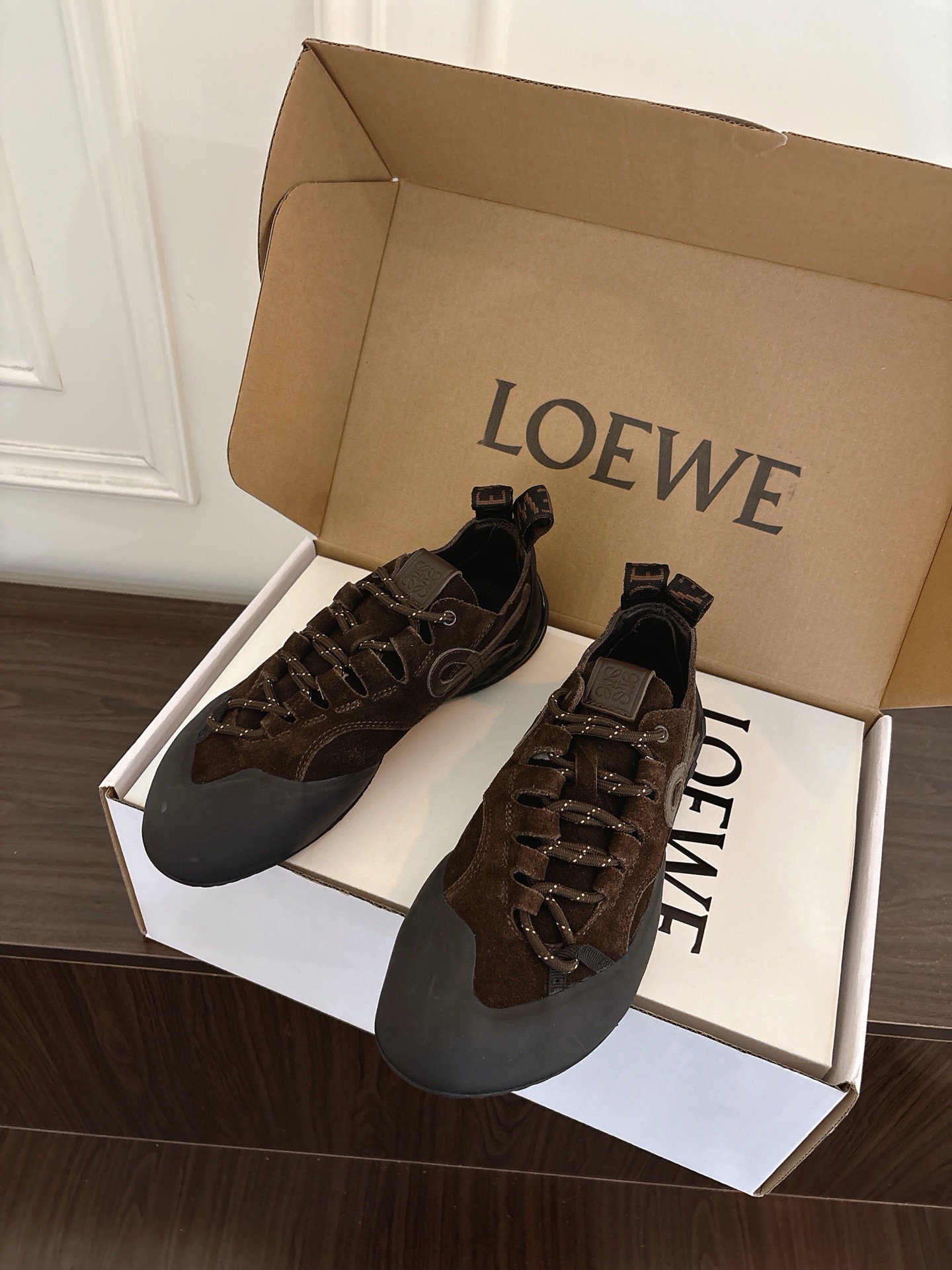 NO:883887,LOEWE Loewe 26ss new Ballet Runner sneakers moral training shoes ballet forrest shoes Loewe new Grip｜Mountain climbing fashion sneakers are finally waiting for the new LOEWE Grip!  Minimalist high-end + retro relaxation, step into fashion with streamlined toe + side L logo, fashionable and non-colliding wavy rubber outsole, wrapped toe and heel lines are neat, the upper foot becomes a right-angled instep in seconds, showing extremely slim legs. Its design inspiration comes from the classic running shoes of the 1970s and 1980s, retaining the smooth wedge shape outline and toothed pattern sole, setting the tone of retro sports. L  oewe injects a futuristic color into this retro shoe through extreme rounding and expansion processing. It aims to inject instant vitality into the overall shape and highlight the wearer's personality and playful spirit. The new color matching is bound to specific material effects. The cloth surface presents a restrained texture, the cowhide logo creates a dazzling effect, and the cow suede leather brings a richer tactile level.  Material imported cow suede, soft sheep lining inside, outsole original molded outsole, shoe size 35-40 (40 customization is not returnable), casual shoes/sports shoes, loewe, loewe, sneakers, cowhide19860909LOEWE罗意威26ss新款Ballet Runner运动鞋德训鞋芭蕾阿甘鞋 罗意威新款Grip｜登山款时尚运动鞋终于等到LOEWE Grip新款！极简高级+复古松弛,一脚踩进时髦里流线鞋头+侧面L徽标,时尚不撞款波浪橡胶大底,包裹鞋头鞋跟线条利落,上脚秒变直角脚背,显腿细绝了其设计灵感源于上世纪七八十年代的经典跑步鞋,保留了流畅的楔形轮廓和齿状花纹鞋底,奠定了复古运动的基调.Loewe通过极致的圆润化与膨胀感处理,为这款复古鞋注入了未来主义色彩.旨在为整体造型注入瞬间的活力,彰显穿着者的个性与玩趣精神,新配色与特定的材质效果绑定.布面呈现内敛质感,牛皮logo打造炫目效果,而牛反绒革则带来更丰富的触觉层次. 材质进口牛反绒 内里柔软羊里 大底原版开模大底 鞋码35-40（40定制不退换）,休闲鞋/运动鞋,loewe,loewe,sneakers,cowhide,Women's Shoes