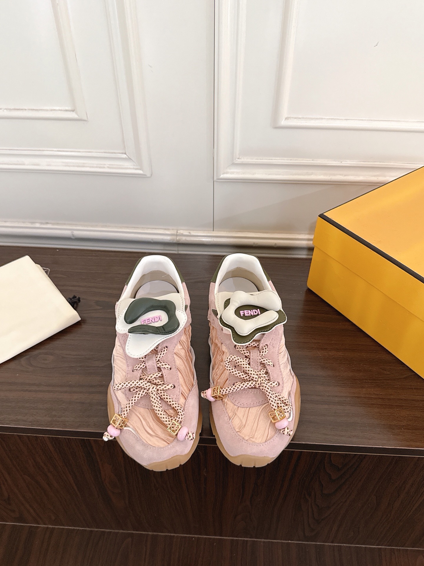 NO:883900,Women's Fendi Fendi's latest Wave Pulse series retro flower pleats Velcro moral training shoes casual sports shoes FENDI Wave  Pulse lace-up low-top sneakers. Made of pink satin with pleats and tonal suede inlays. Green leather heel collar. Detachable fold-over tongue with 3D tonal corolla patch. Stretch laces with color-blocked tubular laces, accented with pink beads and gold FF graphic cubes. 3D rubber logo on sides and tongue. Beige rubber running sole with wraparound edges on sides and diagonal F pattern  Exquisite packaging at the delivery counter Fabric: Original customized imported cowhide material Lining: Original customized soft sheepskin lining Outsole: Original molded non-slip TPU material Sole thickness: 3CM Size: Women's 35-40 (40 customized non-refundable), casual shoes/sports shoes, fendi, fendi, sneakers, cowhide, sheepskin19860909女款 Fendi 芬迪 最新Wave Pulse系列 复古 花朵 褶皱 魔术贴 德训鞋 休闲 运动鞋 FENDI Wave Pulse系带低帮运动鞋.粉红色缎面材质,饰有褶裥和同色系绒面革嵌饰.绿色皮革后跟鞋领.鞋舌为可拆卸折叠式设计,饰有立体同色花冠饰片.弹力鞋带搭配拼色管状鞋带,饰有粉红色珠饰和金色FF图案立方元素.鞋侧与鞋舌饰有立体橡胶标志.米色橡胶跑鞋鞋底,侧面采用环绕式边缘设计,饰有对角F图案 配送专柜精美包装 面料: 原版定制进口牛皮材质 内里: 原版定制柔软羊皮里 大底: 原版开模防滑TPU材质 底厚: 3CM Size: 女款35-40（40定制不退换）,休闲鞋/运动鞋,fendi,fendi,sneakers,cowhide,sheepskin,Women's Shoes