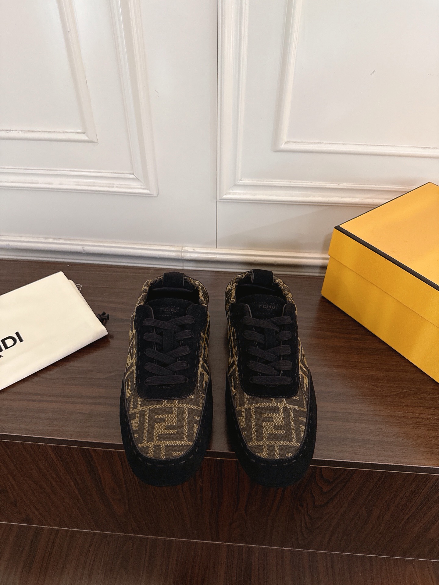 NO:883911,Men's Fendi Fendi's latest Fit series lace-up elastic beanie shoes casual shoes FENDI  Fit lace-up low-top shoes. Made of dark blue FF nylon, decorated with tonal suede details. Hand-stitched with large contrasting stitching of the same color, symbolizing the iconic Selleria craftsmanship that has been inherited by FENDI craftsmen for generations since 1925. The pocket structure is embedded with elastic fiber and heel cushion, which is flexible and fits the step, bringing a comfortable experience. Rubber injection sole embellished with FENDI pattern. Exquisite packaging at the delivery counter. Fabric: Original custom imported cowhide material  Inner lining: Original customized soft sheepskin lining Outsole: Original molded non-slip rubber material Sole thickness: Increased by 2.5CM Size: Men's 39-45 (45 customized non-refundable), casual shoes/sports shoes, fendi, fendi, sneakers, cowhide, sheepskin19860909男款 Fendi芬迪 最新Fit系列 系带 松紧 豆豆鞋 休闲鞋 FENDI Fit系带低帮鞋.深蓝色FF尼龙材质,饰有同色系绒面革细节.以同色系大号撞色车线手工缝制,象征自1925年起由FENDI匠人世世代代沿袭的Selleria标志性工艺.袋式结构内嵌弹性纤维与后跟软垫,柔韧贴合步履,带来舒适体验.橡胶注塑鞋底缀FENDI图案 配送专柜精美包装 面料: 原版定制进口牛皮材质 内里: 原版定制柔软羊皮里 大底: 原版开模防滑橡胶材质 底厚: 增高2.5CM Size: 男款39-45（45定制不退换）,休闲鞋/运动鞋,fendi,fendi,sneakers,cowhide,sheepskin,Women's Shoes