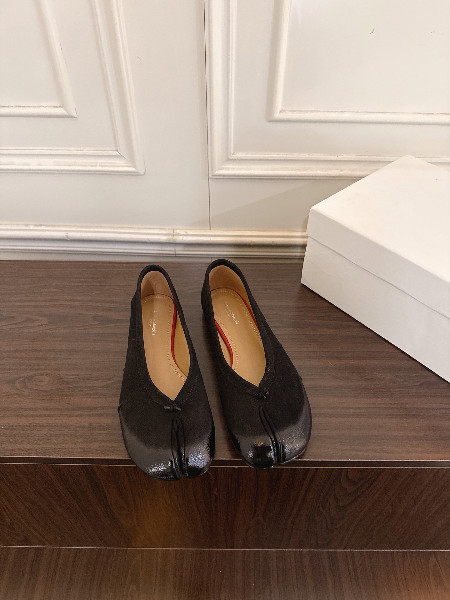 NO:883860,Maison Margiela MM6 26ss early spring new split-toe ballet shoes. The iconic split-toe shoe shape breaks the traditional shoe design and reshapes the aesthetics of the foot. It selects fine pebbled cowhide, which is soft to the touch and has an exclusive texture as time passes. The shallow-mouth ballet shoes are cut to modify the foot shape, lengthen the leg line, and are not picky about the foot shape. Multi-color gradient/solid color design to meet the needs of different styles.  One-step lazy design, adaptable to all scenes of commuting, daily life, and travel. From the show to the street, it is synonymous with avant-garde fashion. Every step is a subversion of tradition and a manifestation of individuality. Upper cowhide leather lining Sheepskin outsole Genuine leather outsole size 35-41 (customized sizes 40 and 41 are non-returnable), split-toe shoes, masion margiela, masion margiela, cowhide, sheepskin, Leather soles19860909Maison Margiela 马吉拉MM6 26ss早春新款分趾芭蕾鞋 标志性分趾鞋型,打破传统鞋履设计,重塑足部美学,甄选细腻荔枝纹牛皮,触感柔软,越穿越有专属质感,浅口芭蕾鞋剪裁,修饰脚型,拉长腿部线条,不挑脚型.多色渐变/纯色设计,满足不同风格穿搭需求. 一脚蹬懒人设计,通勤、日常、出行全场景适配 从秀场到街头,是先锋时尚的代名词,每一步,都是对传统的颠覆,对个性的彰显. 鞋面牛皮 内里羊皮 大底真皮大底 size35-41码（40、41码定制不退换）,分趾鞋,masion margiela,masion margiela,cowhide,sheepskin,Leather soles,Women's Shoes