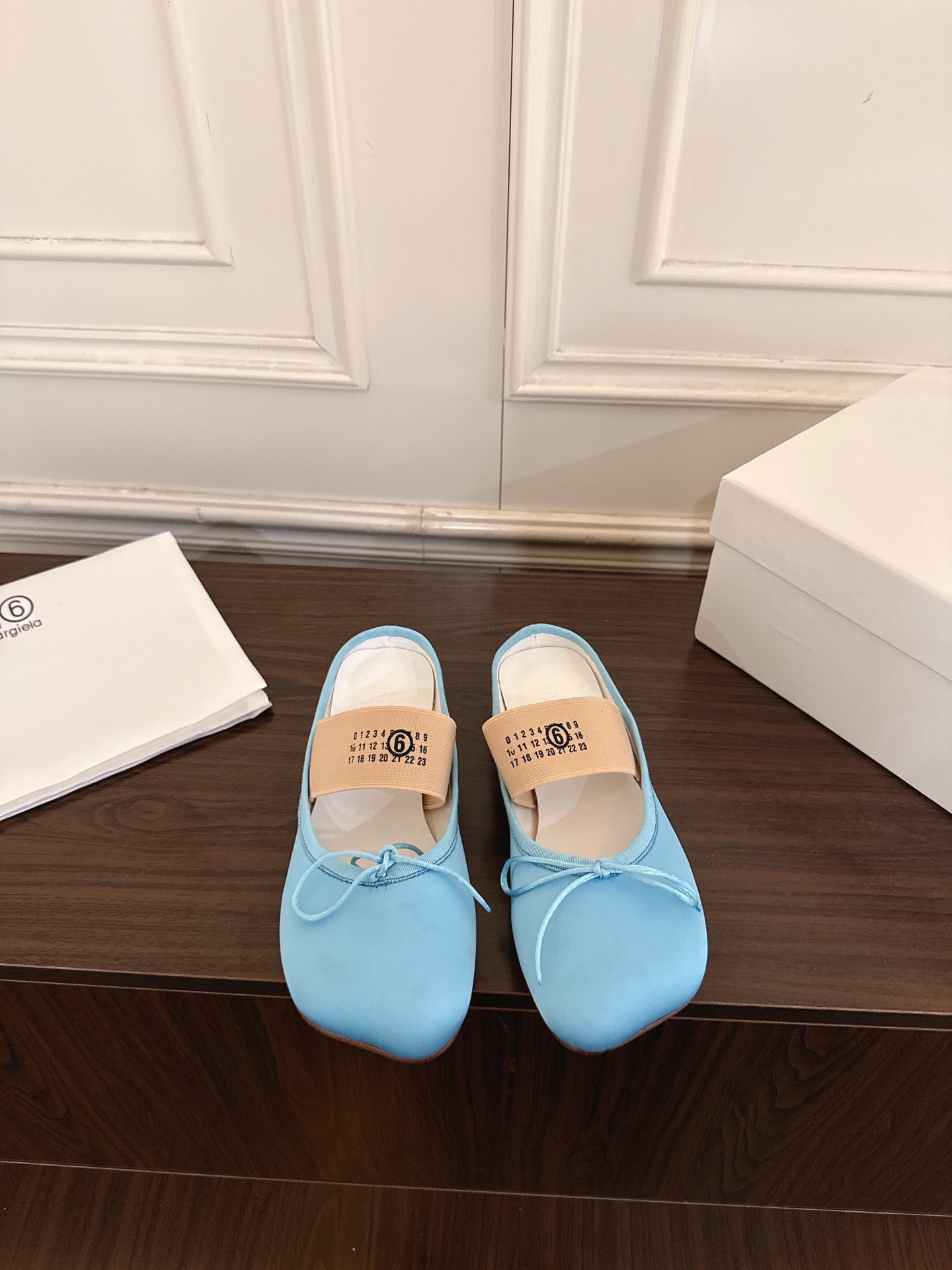 NO:883847,Maison Margie MM6 split-toe thick heel flat-soled vintage Mary Jane doll-shaped apple-toed ballet shoes. Great version. Very difficult to make!  Margiela split-toe shoes have been pushed into the limelight again, and Xiaohongshu’s posts have exploded one after another!  A must-have for sexy and cool girls. Fried chicken on the feet looks good. Don't worry. Wear it and you will be the most unique existence among that group. The fabric is imported silk. The lining is sheepskin. Outsole. Genuine leather bottom imported from Italy. Size: 35-41 (40.41 customization is non-refundable and non-exchangeable), half drag, masion margiela, masion margiela, mary jane, sheepskin, real silk.19860909Maison Margie马吉拉MM6分趾粗跟平底复古玛丽珍娃娃头苹果头芭蕾舞鞋 棒了的版本 非常不好做！马吉拉分趾鞋又被推到风口啦 小红书发一个爆一个！性感酷辣女孩必备 上脚炒鸡好看 大家放心冲 穿上它你就是那个人群中最独特的存在 面料进口真丝 内里垫脚羊皮 大底 意大利进口真皮底 码数:35-41（40.41定制不退不换）,半拖,masion margiela,masion margiela,mary jane,sheepskin,real silk,Women's Shoes