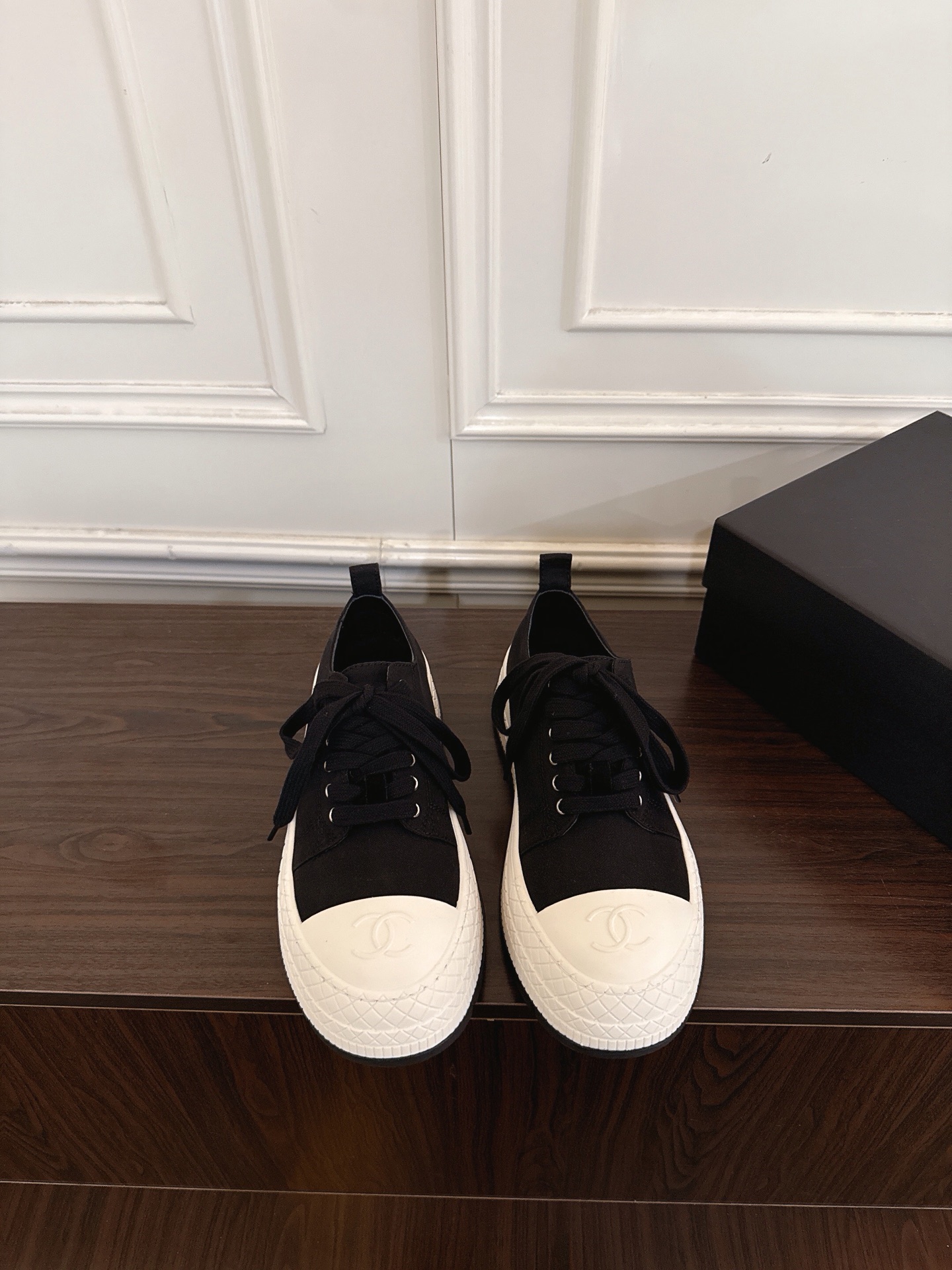 NO:883823,Chanel Chanel 2026 Biscuit Shoes Casual Sneakers This classic design; the upper has a variety of craftsmanship styles; the outsole is fashionable and sporty; the extraordinary inclusion of a variety of colors... Multi-mix and match, very good-looking and versatile, casual, fashionable, sports, and outdoor can be taken into account... Size 35-40 (custom-made 40 non-refundable), casual shoes/sneakers, chanel, chanel, sneakers19860909Chanel香奈儿2026饼干鞋休闲款运动鞋  这款经典设计；鞋面多种工艺的风格；大底却时尚运动；不平凡的拥入了多种配色…… 多混搭非常好看百搭,休闲,时尚,运动,户外都能兼顾…… 码数35-40（40定做不退换）,休闲鞋/运动鞋,chanel,chanel,sneakers,Women's Shoes
