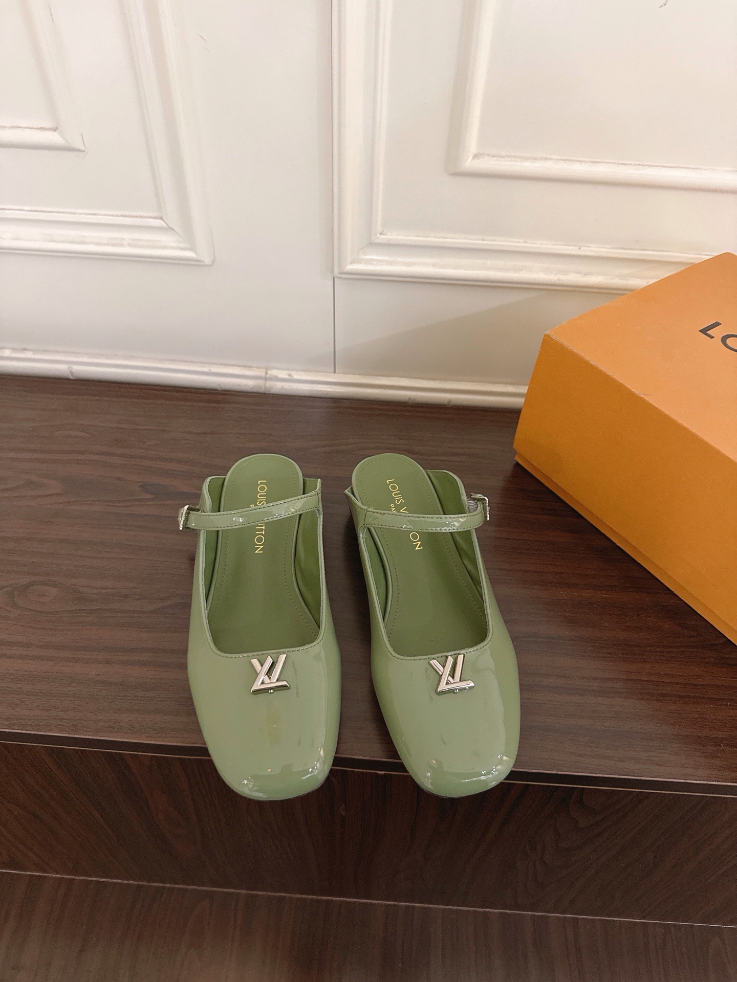 NO:883814,Louis Vuitton Louis Vuitton Mary Jane ballet flat half slippers are made of shiny patent cow leather, reflecting the retro trend aesthetic. The slim shoelaces are adjusted through buckles, and LV Twist decoration embellishes the upper. Brand element metal parts, adjustable buckle shoelaces, size 35-41 (40, 41 custom made, non-returnable), half slippers, louis vuitton, louis vuitton, louis vuitton, mary  jane,slippers,cowhide19860909Louis Vuitton 路易威登 玛丽珍芭蕾平底半拖鞋 取材莹亮漆面牛皮革,映现复古潮流美学.纤细鞋带通过搭扣调节,LV Twist 装饰点缀鞋面. 品牌元素金属件,可调节搭扣鞋带 码数35-41（40,41定做不退换）,半拖,louis vuitton,louis vuitton,louis vuitton,mary jane,slippers,cowhide,Women's Shoes