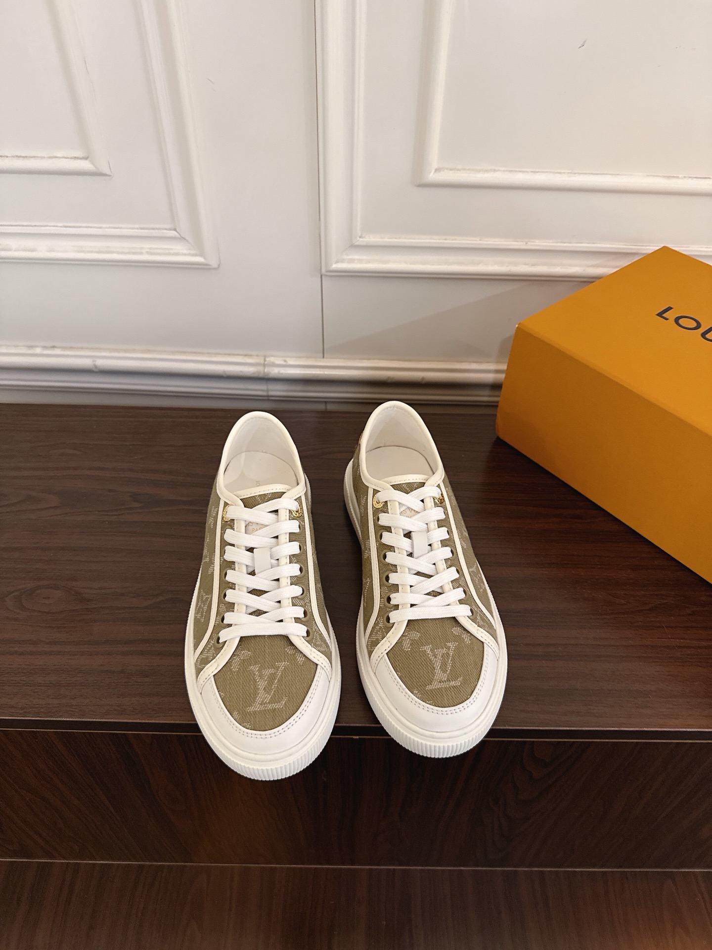 NO:883909,LV Louis Vuitton LAGOON26ss spring new canvas sneakers, casual sneakers, LV Lagoon sneakers are made of Monogram denim, injecting a retro flavor into the classic design. The leather trimmings pop out with the Louis Vuitton logo, and the inscribed eyelets, trims and laces highlight the exquisite details. The rubber outsole embellished with Monogram flowers completes the whole. Size: 35-41 (40.41 custom-made), casual shoes/sports shoes, louis  vuitton,louis vuitton,sneakers19860909LV 路易威登LAGOON26ss春季新品帆布鞋板鞋休闲运动鞋  LV Lagoon 运动鞋取材 Monogram 丹宁布,为经典设计注入复古气息.皮革饰边跃现路易威登标识,铭纹孔眼、镶边和鞋带彰显考究细节,点缀 Monogram 花卉的橡胶外底完善整体. 码数:35-41（40.41定做）,休闲鞋/运动鞋,louis vuitton,louis vuitton,sneakers,Women's Shoes