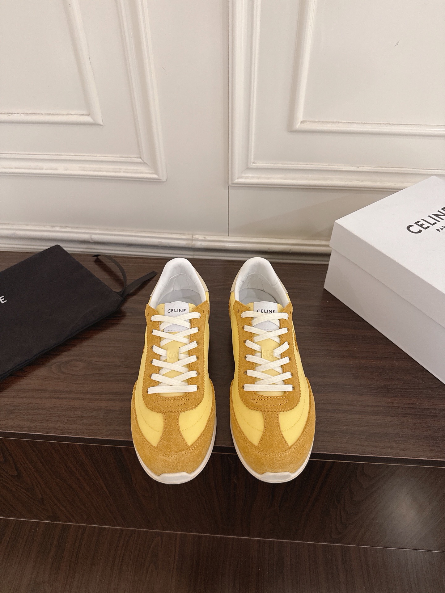 NO:883921,CELINE Celine 26ss Arc de Triomphe series lace-up moral training shoes Forrest shoes casual sports shoes white shoes  [CELINE · Celine] Celine presents new 'RACER' sneakers to enrich its shoe series. This sneaker draws inspiration from the sports aesthetics of the 1970s. Lightness and comfort are its core characteristics. It cleverly combines nylon, suede and leather materials. The classic 'TRIO'  The MPHE' logo is clearly visible, embroidered on the side of the shoe, and gravure printed on the back of the shoe. This sneaker offers bright and vibrant color combinations to further strengthen its retro silhouette. The unisex design is practical and versatile, showing elegance and sporty style while retaining the brand's unique style.  High-mercerized cow suede leather upper with high-density electric embroidery logo, lambskin lining, original molded outsole, size 35-41 (40 and 41 customized, non-returnable), casual shoes/sports shoes, celine, celine, sneakers, sheepskin19860909CELINE赛琳 26ss凯旋门系列 系带德训鞋阿甘鞋休闲运动鞋小白鞋 【CELINE·思琳】赛琳CELINE呈现全新“RACER”运动鞋丰富其鞋履系列.这款运动鞋汲取了70年代运动美学的灵感,轻盈与舒适是其核心特质,巧妙融合了锦纶、绒面革与皮革材质.经典的“TRIOMPHE”标志清晰可见,以刺绣形式点缀于鞋侧,并以凹印工艺呈现于鞋后帮.此款运动鞋提供鲜明且富有活力的色彩组合,进一步强化其复古轮廓,中性设计实用百搭,在保留品牌独特风格的同时,尽显优雅与运动风范. 鞋面高丝光牛反绒皮搭高密度电绣logo 内里小羊皮 大底原版开模大底 码数35—41（40 41定做不退换）,休闲鞋/运动鞋,celine,celine,sneakers,sheepskin,Women's Shoes