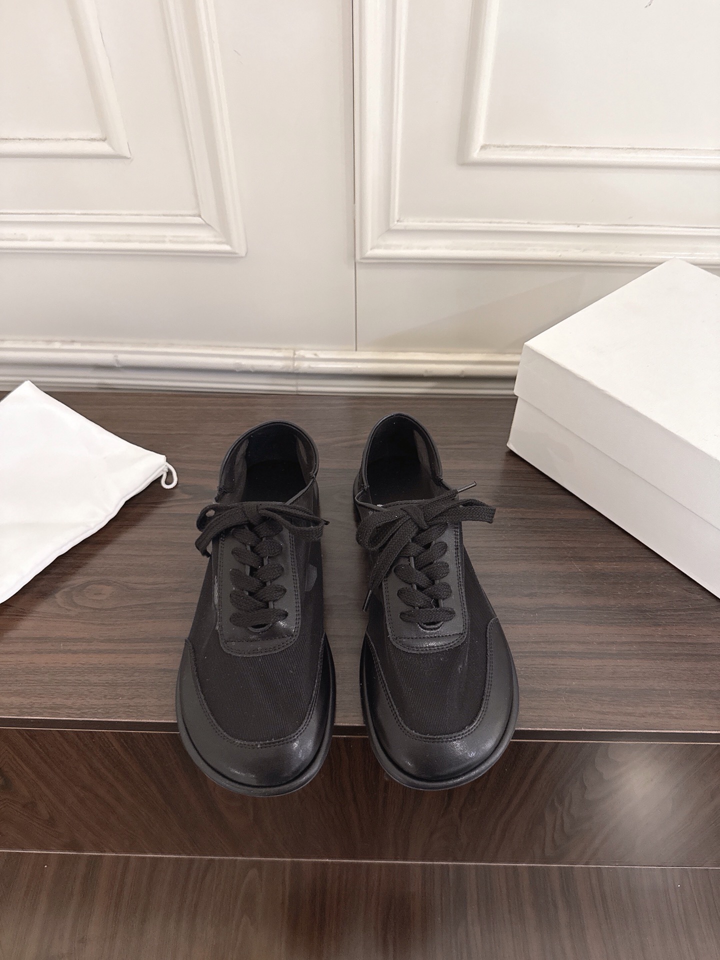 NO:883897,The row genuine leather round-toe minimalist mesh casual shoes are really the most comfortable style I have ever worn. The mesh Mary Jane loafers are so soft!  People who are foot grinders must pick it up. It has a high-end yet simple feel. In fact, in addition to being good-looking, it is so comfortable that you can’t bear to take it off!  Matches jeans, suit trousers, and skirts without any sense of violation. Fabric mesh cowhide. Original rubber sole. Size 35-41 (customized at 40.41, non-refundable and non-exchangeable), single shoes, loafers, mary jane, skirts, jeans, business suit, cowhide19860909the row真皮圆头极简网纱单鞋休闲鞋 真的是史上我穿过最最舒服的款式网纱玛丽珍乐福鞋太柔软啦！磨脚星人一定要收了它 有一丢高级又简约的感觉其实除了好看以外它的舒适度真的是好穿到舍不得脱下来啦！搭配牛仔裤 西装裤 半身裙都毫无违和感 面料网纱牛皮 鞋底原版橡胶鞋底 尺码35-41（40.41定制不退不换）,单鞋,loafers,mary jane,skirts,jeans,business suit,cowhide,Women's Shoes