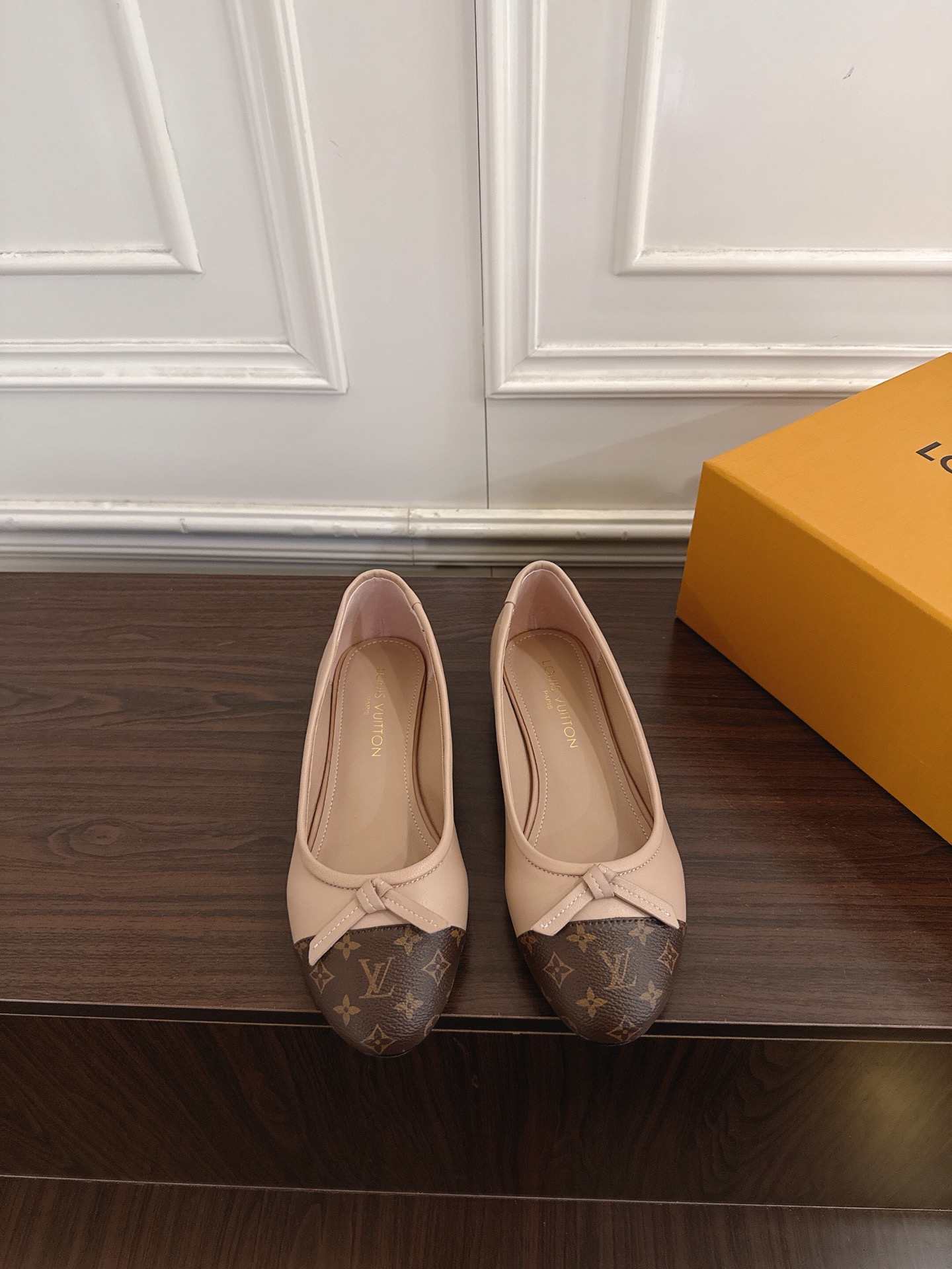 NO:883858,louis vuitton LV Louis Vuitton 26ss spring and summer series printed Mary Jane shoes are simple and exquisite, full of high-end, showing elegance ~ super good-looking on the feet, full of summer shoes, the classic Monogram flower + letter pattern, highly recognizable!  White fabric upper + double-strap metal buckle, retro and fashionable. Flat-soled design, OK for daily commuting and leisure, comfortable and easy to wear. The shoe box is LV's iconic orange, full of brand sense, perfect for gifting and keeping. Upper cowl/cowhide print Lining: Sheepskin lining Outsole: Italian imported genuine leather outsole Size 35-41 (40 41 custom-made, non-refundable), ballet shoes, louis vuitton, louis  vuitton,louis vuitton,mary jane,cowhide,sheepskin,leather soles19860909louis vuitton LV路易威登 26ss春夏系列印花玛丽珍单鞋 简约精致,高级感满满,尽显优雅气质～上脚超好看,拉满了夏日美鞋绝绝子 经典Monogram花卉+字母图案,辨识度超高！白色织物鞋面+双绑带金属扣,复古又时髦.平底设计,日常通勤、休闲都OK,舒适好穿.鞋盒是LV标志性橙色,品牌感满满,送礼自留都很赞. 鞋面牛绒/牛皮印花 内里: 羊皮内里 大底: 意大利进口真皮大底 码数 35-41（40 41订做不退换）,芭蕾舞鞋,louis vuitton,louis vuitton,louis vuitton,mary jane,cowhide,sheepskin,Leather soles,Women's Shoes
