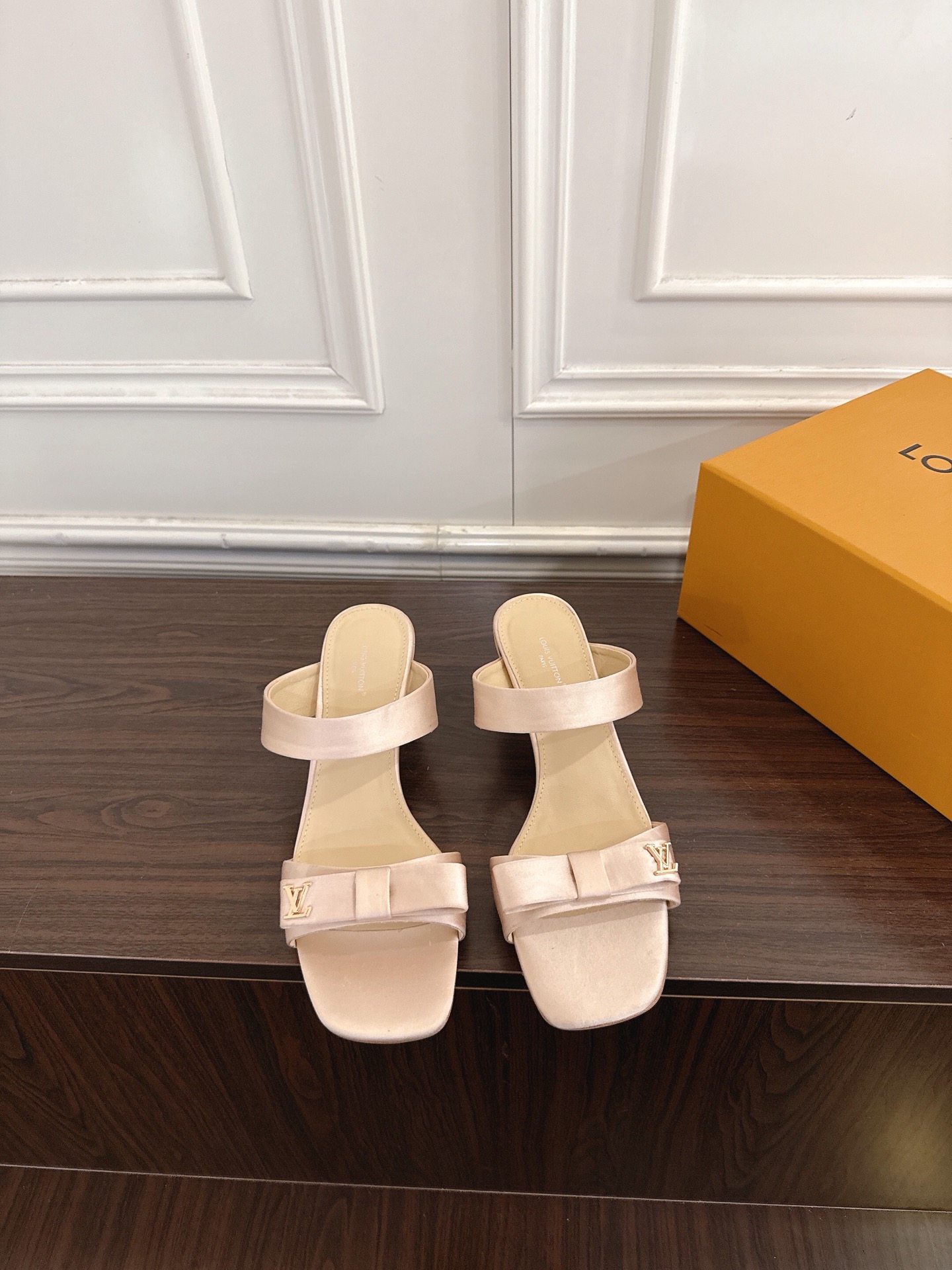NO:883832,Louis Vuitton LV Louis Vuitton 26ss early spring new square-toe stiletto classic high-heeled sandals weld French elegance to the feet, making them a god for commuting and dating. Who can resist a pair of high-heeled sandals engraved with LV's classic DNA!  The gold version with a square toe and stiletto heels makes your feet look longer in seconds. The aura and gentleness are directly filled with exquisite metal buckles. The sense of retro elegance is full, and the details are directly ecstatic. Silk upper, imported goatskin lining, genuine leather outsole, heel height 5cm, size 35-41 (customized sizes 40 and 41 are non-refundable), high-heeled shoes and slippers, louis vuitton, louis vuitton, louis vuitton, high  heels,slippers,sheepskin,gold,Leather soles19860909Louis Vuitton LV路易威登26ss早春新款方头细跟经典高跟凉拖鞋 把法式优雅焊在脚上,通勤约会都封神,谁能拒绝一双把LV经典DNA刻满的高跟凉拖！方头+细跟的黄金版型,上脚秒变大长腿,气场与温柔感直接拉满精致金属扣,复古贵气感拉满,细节控直接狂喜. 鞋面丝绸 内里进口山羊皮 大底真皮大底 跟高5cm size35-41码（40、41码定制不退换）,高跟鞋拖鞋,louis vuitton,louis vuitton,louis vuitton,high heels,slippers,sheepskin,gold,Leather soles,Women's Shoes