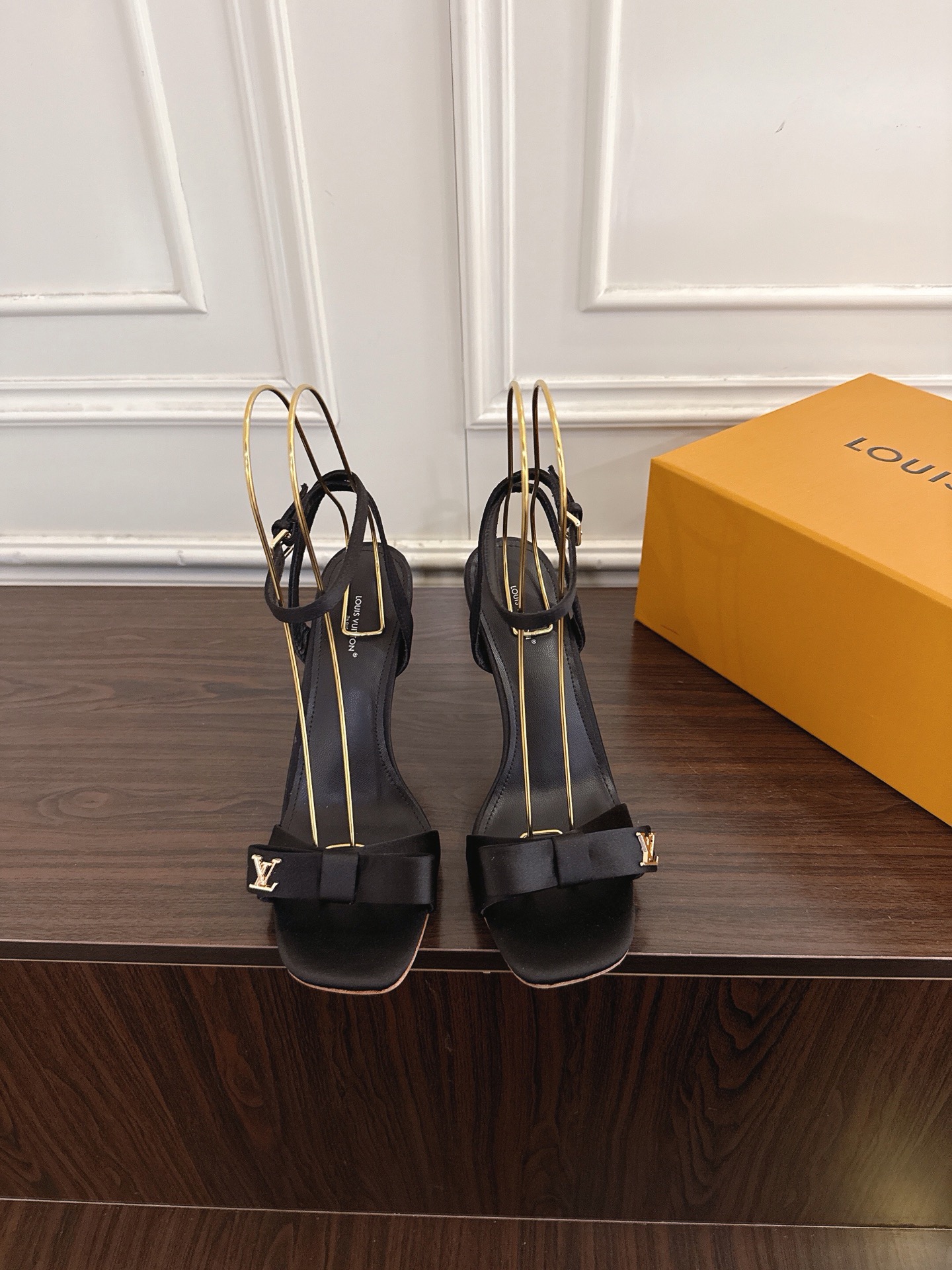 NO:883845,Louis Vuitton LV Louis Vuitton 26ss early spring new square-toe stiletto classic high-heeled sandals weld French elegance to the feet, which is perfect for commuting and dating. Who can resist a pair of high-heeled sandals engraved with LV's classic DNA!  The gold version with a square toe and stiletto heels makes the legs look longer in seconds. The aura and gentleness are directly filled with exquisite metal buckles. The retro elegance is full, and the details are controlled to ecstasy. Silk upper, imported goatskin lining, genuine leather outsole, heel height 9cm, size 35-41 (customized sizes 40 and 41 are non-refundable), high-heeled shoes and slippers, louis vuitton, louis vuitton, louis vuitton, sandals, high  heels,slippers,sheepskin,gold,Leather soles19860909Louis Vuitton LV路易威登26ss早春新款方头细跟经典高跟凉鞋 把法式优雅焊在脚上,通勤约会都封神,谁能拒绝一双把LV经典DNA刻满的高跟凉拖！方头+细跟的黄金版型,上脚秒变大长腿,气场与温柔感直接拉满精致金属扣,复古贵气感拉满,细节控直接狂喜. 鞋面丝绸 内里进口山羊皮 大底真皮大底 跟高9cm size35-41码（40、41码定制不退换）,高跟鞋拖鞋,louis vuitton,louis vuitton,louis vuitton,sandals,high heels,slippers,sheepskin,gold,Leather soles,Women's Shoes