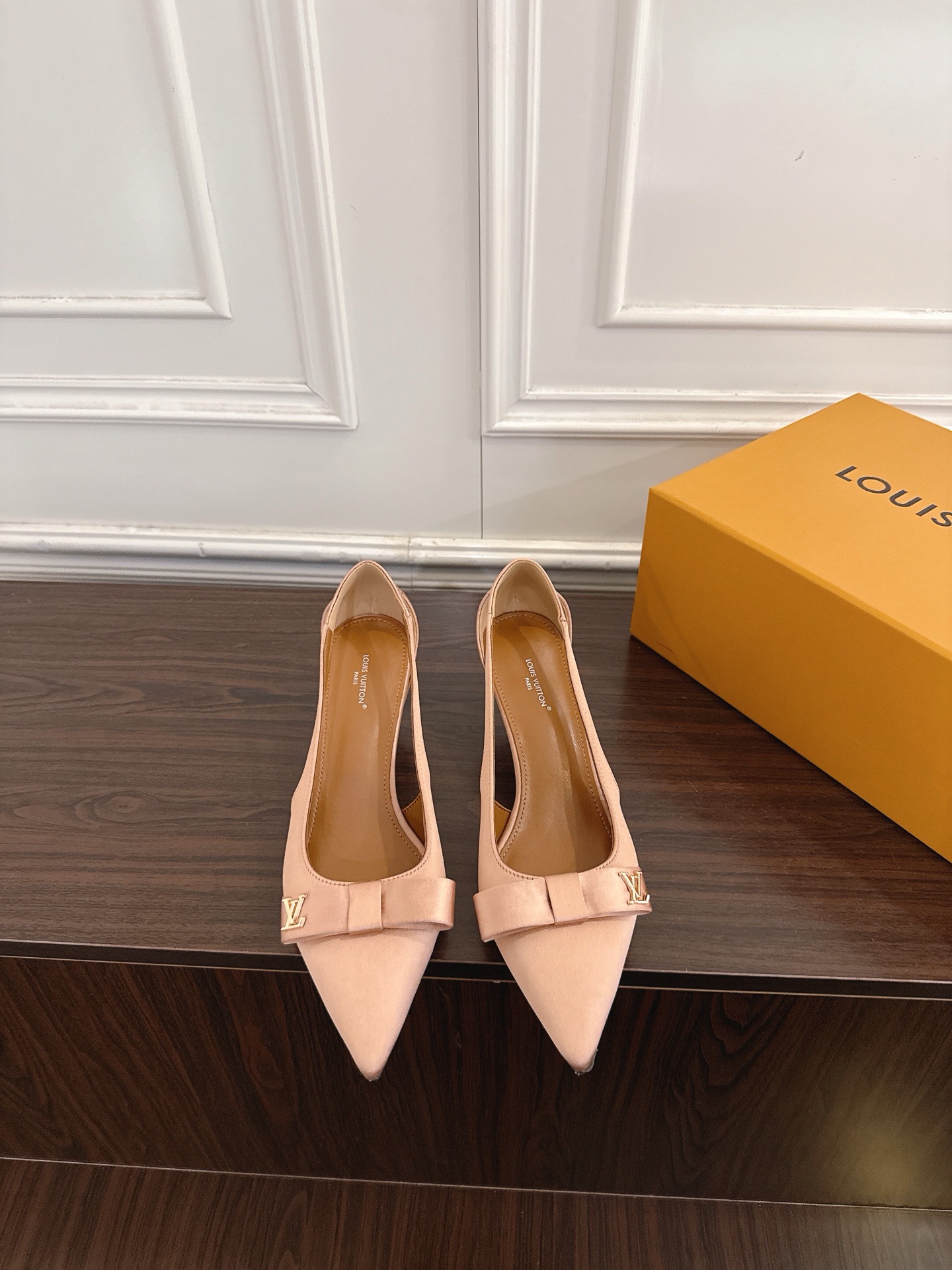 NO:883821,Louis Vuitton LV Louis Vuitton 26ss early spring new kitten heel silk pointed toe high-heeled sandals LV hardware 'logo' is decorated with embellishments, silk bow crafts, full of details, visual feast, it is difficult to conceal the elegant temperament of LV, comfortable and easy to wear on the feet, full of femininity. Fabric silk High-quality soft sheepskin lining Outsole Italian leather outsole Heel height 5cm Size35-41 (40  41 Customized (non-refundable and non-exchangeable), high-heeled shoes, louis vuitton, louis vuitton, louis vuitton, sandals, high heels, sheepskin, Leather soles19860909Louis Vuitton LV路易威登26ss早春新款小猫跟丝绸尖头高跟凉鞋 Lv五金 “logo”饰以点缀,丝绸蝴蝶结工艺、细节感拉满、效果视觉盛宴,难以掩饰lv的优雅气质刚刚好、上脚舒适好穿、女人味十足. 面料丝绸 内里优质柔软羊皮里 大底意大利真皮大底 跟高5cm Size35-41（40 41定制不退不换）,高跟鞋单鞋,louis vuitton,louis vuitton,louis vuitton,sandals,high heels,sheepskin,Leather soles,Women's Shoes