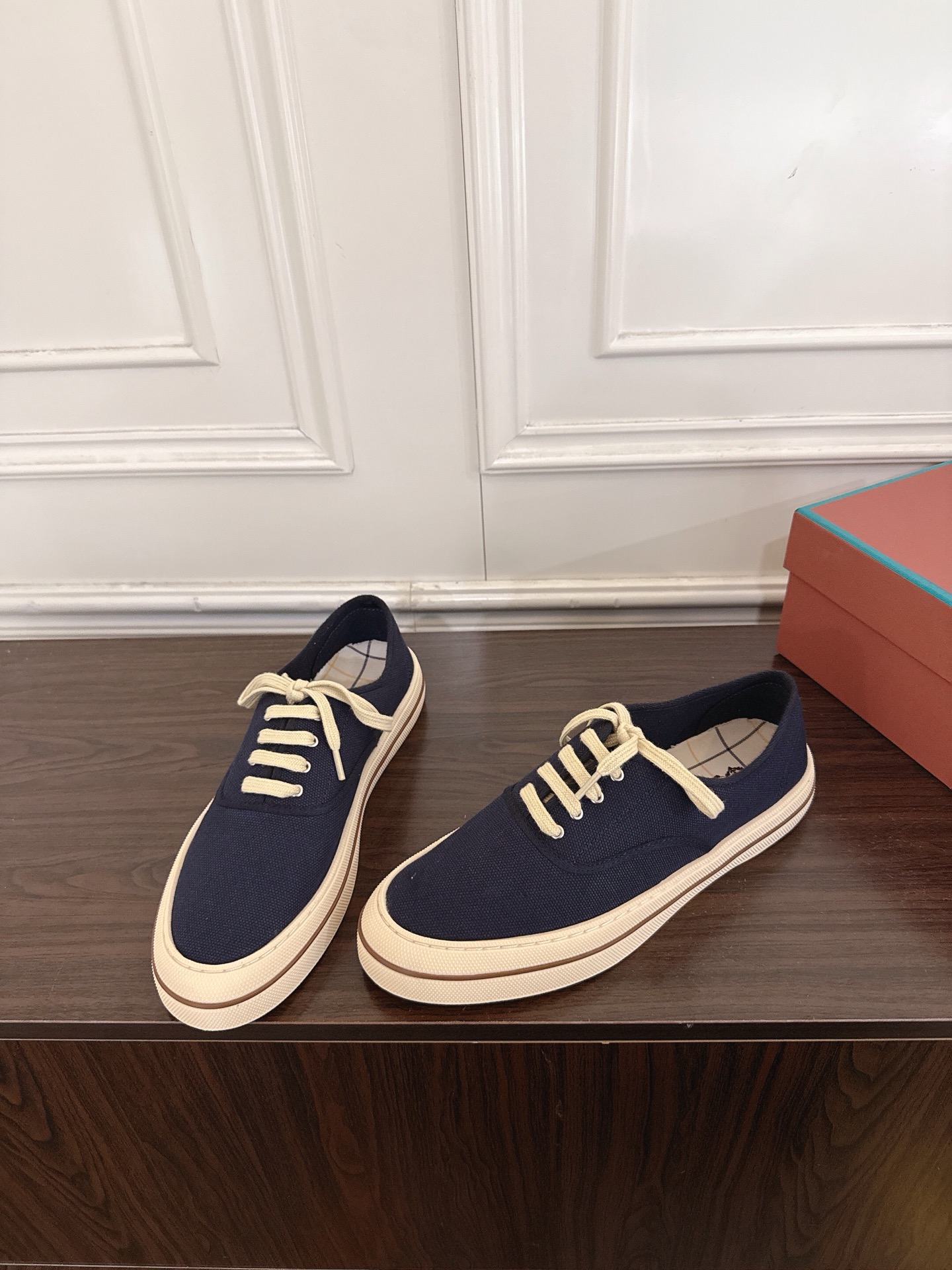 NO:883800,Loro Piana LP Nantucket Walk sneakers, old money style retro lace-up canvas shoes, leather moral training shoes, versatile casual shoes  The timeless design of the shoe exudes the calmness of a classic nautical style, making it ideal for a relaxed and casual look. Crafted from fine yet tough cotton-blend raw canvas, the texture is light and breathable. The attention-grabbing details include tonal topstitching, vintage silver eyelets, and two pairs of cotton laces, one to match the color of the sole and the other to match the color of the upper, allowing you to switch between them for a variety of styling options. Customized canvas upper  Original open-molded TPU rubber outsole, women's size 35-39 (40 custom-made, non-returnable), casual shoes/sports shoes, loro piana, loro piana, sneakers19860909Loro Piana 诺悠翩雅 LP Nantucket Walk运动鞋 老钱风复古系带帆布鞋皮面德训鞋 百搭休闲鞋 鞋采用隽永设计,散发经典航海风格的从容气息,是打造轻松休闲造型的理想之选.采用精致而坚韧的棉质混纺原色帆布匠心打造,质地轻盈透气.考究细节经过精心设计同色系明缝线,复古银色鞋眼,以及两副棉质鞋带一套与鞋底配色相呼应,另一套与鞋面色调一致,可随心切换,演绎多样造型选择. 鞋面定制帆布 鞋底原版开模TPU橡胶大底 码数女35-39（40定做不退换）,休闲鞋/运动鞋,loro piana,loro piana,sneakers,Women's Shoes
