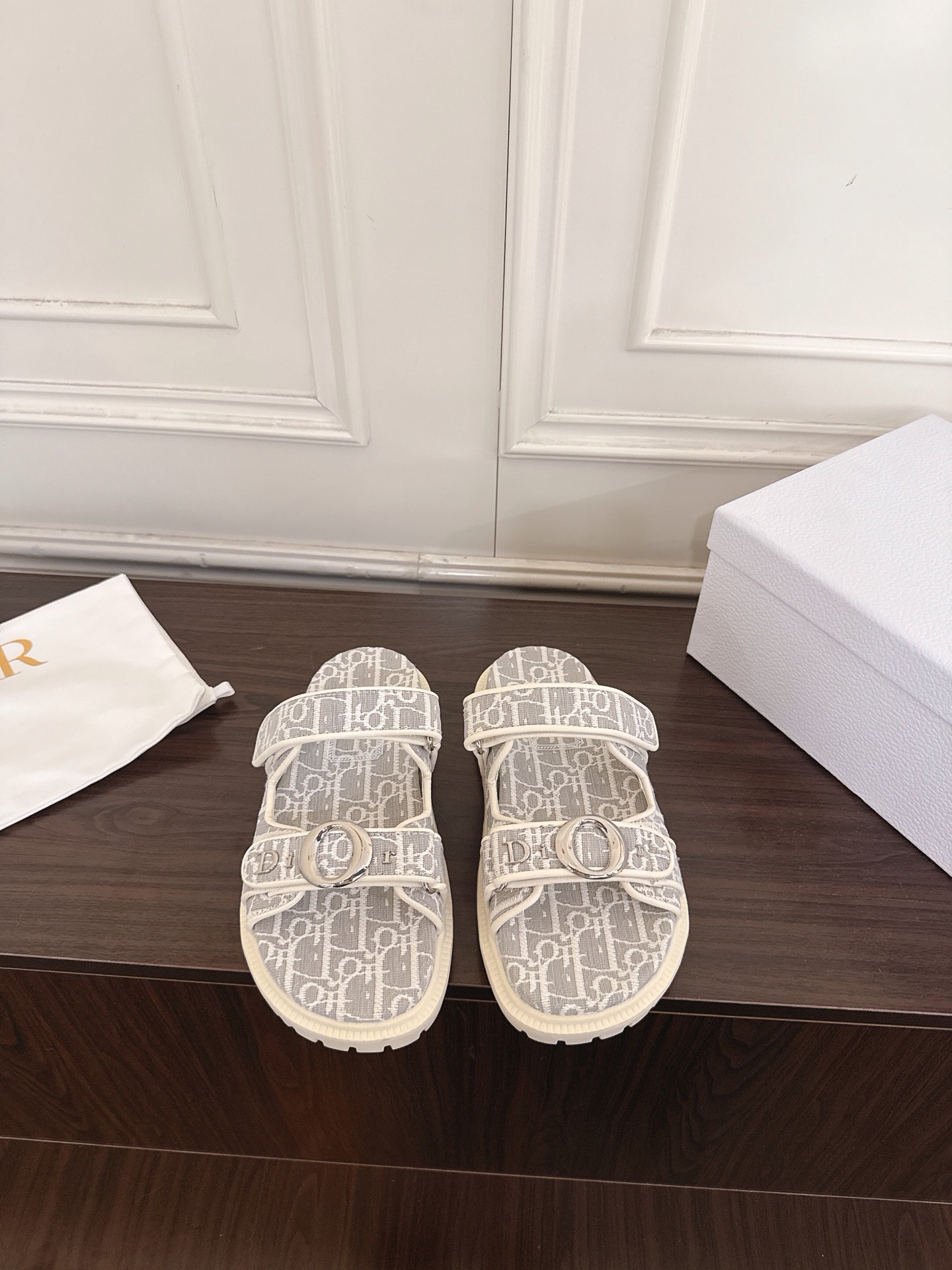 NO:883778,Dior Dior 26SS new spring and summer double-strap Velcro sandals are here, summer shoes with a relaxed and elegant feel. This pair is the existence of laziness and sophistication welded to the feet!  The design directly meets the aesthetic point of fashionable celebrities. The double-strap design and the iconic metal buckle make it instantly recognizable. It has a low-key high-end texture. Whether it is wearing casual clothes or light French clothes, it can be easily adapted. You can wear the same style of bloggers without having to worry about matching. The foot feel experience is also completely online. The soft soles feel like stepping on clouds. There is no hard feeling at all, and your feet will not be tired after walking for a long time.  Cowhide upper, cowhide lining, heel height 3.5cm, outsole, original molded outsole, size 35-42 (40, 41, 42 customized, non-returnable), slippers, sandals, dior, dior, sandals, slippers, cowhide19860909Dior迪奥26SS春夏新款双带魔术贴凉拖 自带松弛贵气感的夏日神鞋来啦,这双就是把慵懒和精致焊在脚上的存在！设计上直接踩中了时髦星人的审美点,双带的设计加上标志性的金属扣,辨识度直接拉满,自带低调的高级质感,不管是穿休闲装还是轻法式的衣服,都能轻松适配,不用费心搭配就能穿出博主同款的松弛感. 脚感体验也完全在线,软乎乎的鞋底踩上去像踩在云朵上一样,完全不会有硬邦邦的感觉,久走也不会累脚. 鞋面牛皮 内里牛皮 跟高3.5cm 大底原版开模大底 size35-42码（40、41、42定制不退换）,拖鞋凉鞋,dior,dior,sandals,slippers,cowhide,Women's Shoes