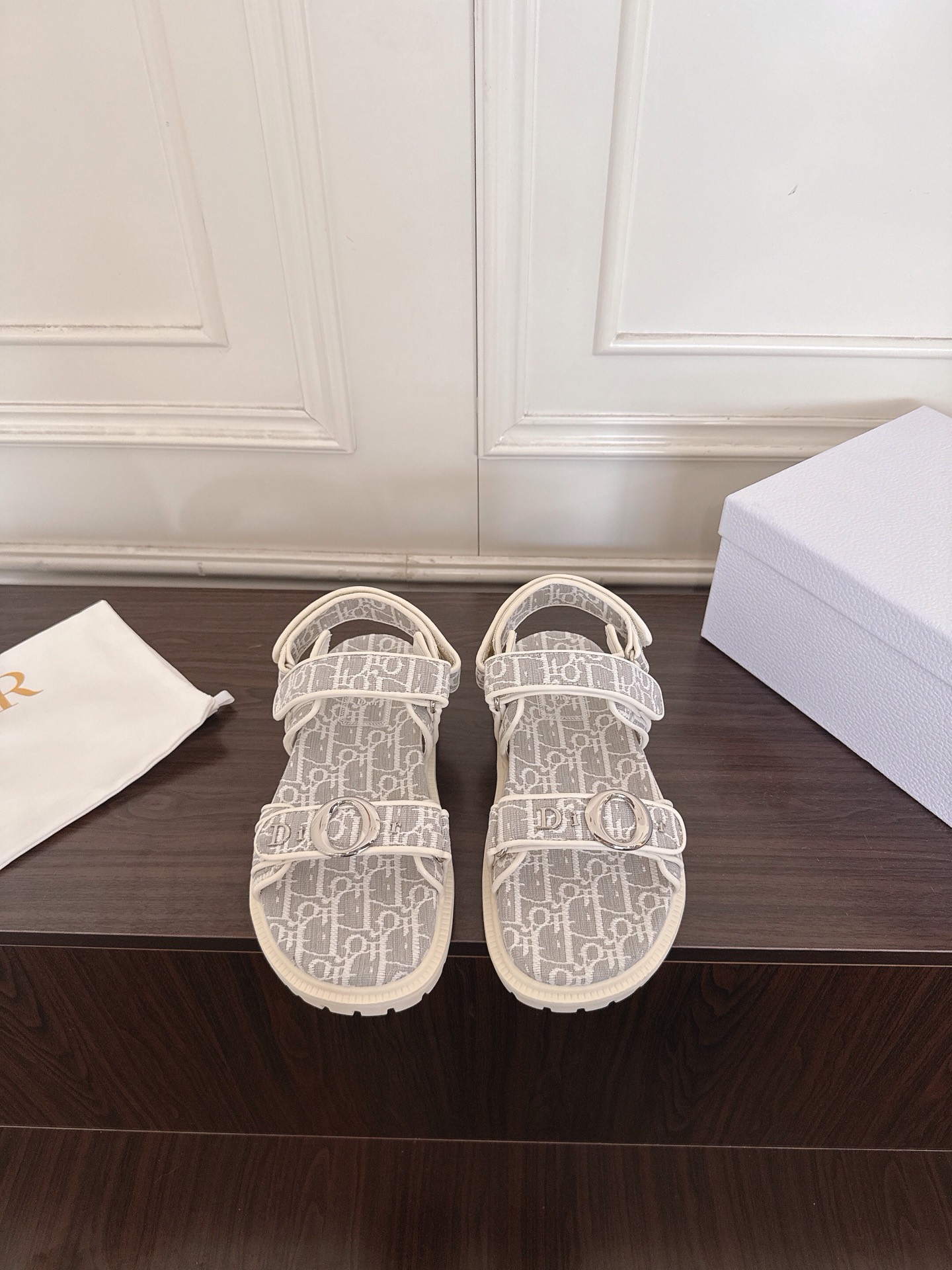 NO:883791,Dior Dior 26SS new spring and summer double-strap Velcro sandals are exquisite sandals that are just needed for lazy people in summer. This pair directly welds comfort and luxury together!  The design is completely in line with the aesthetic point of fashion celebrities. The iconic metal buckle and classic elements are embellished with low-key recognition. The design of the back strap takes into account the convenience of putting on and taking off and the stability of the foot. The double-strap Velcro design is suitable for various foot types. Whether it is daily casual style or light French style, it can be easily adapted. It has the relaxed and noble feeling of the same style as the blogger.  The details push the texture to the extreme, and the classic element embellishments instantly enhance the style of the entire pair of shoes, which are low-key and unobtrusive. Cowhide upper, cowhide lining, heel height 3.5cm, original molded outsole, size 35-42 (40, 41, 42 customizations are non-returnable), slippers and sandals, dior, dior, sandals, slippers, cowhide19860909Dior迪奥26SS春夏新款双带魔术贴凉鞋 夏日刚需的懒人精致款凉鞋,这双直接把舒适和高级感焊在了一起！设计上完全踩中了时髦星人的审美点,标志性的金属扣和经典元素点缀,自带低调的辨识度,后绊带的设计兼顾了穿脱的便捷性和上脚的稳固感,双带魔术贴的设计更是适配各种脚型,不管是日常休闲风还是轻法式穿搭,都能轻松适配,自带博主同款的松弛贵气感. 细节上更是把质感拉到极致,经典的元素点缀让整双鞋的格调瞬间提升,低调又不张扬. 鞋面牛皮 内里牛皮 跟高3.5cm 大底原版开模大底 size35-42码（40、41、42定制不退换）,拖鞋凉鞋,dior,dior,sandals,slippers,cowhide,Women's Shoes