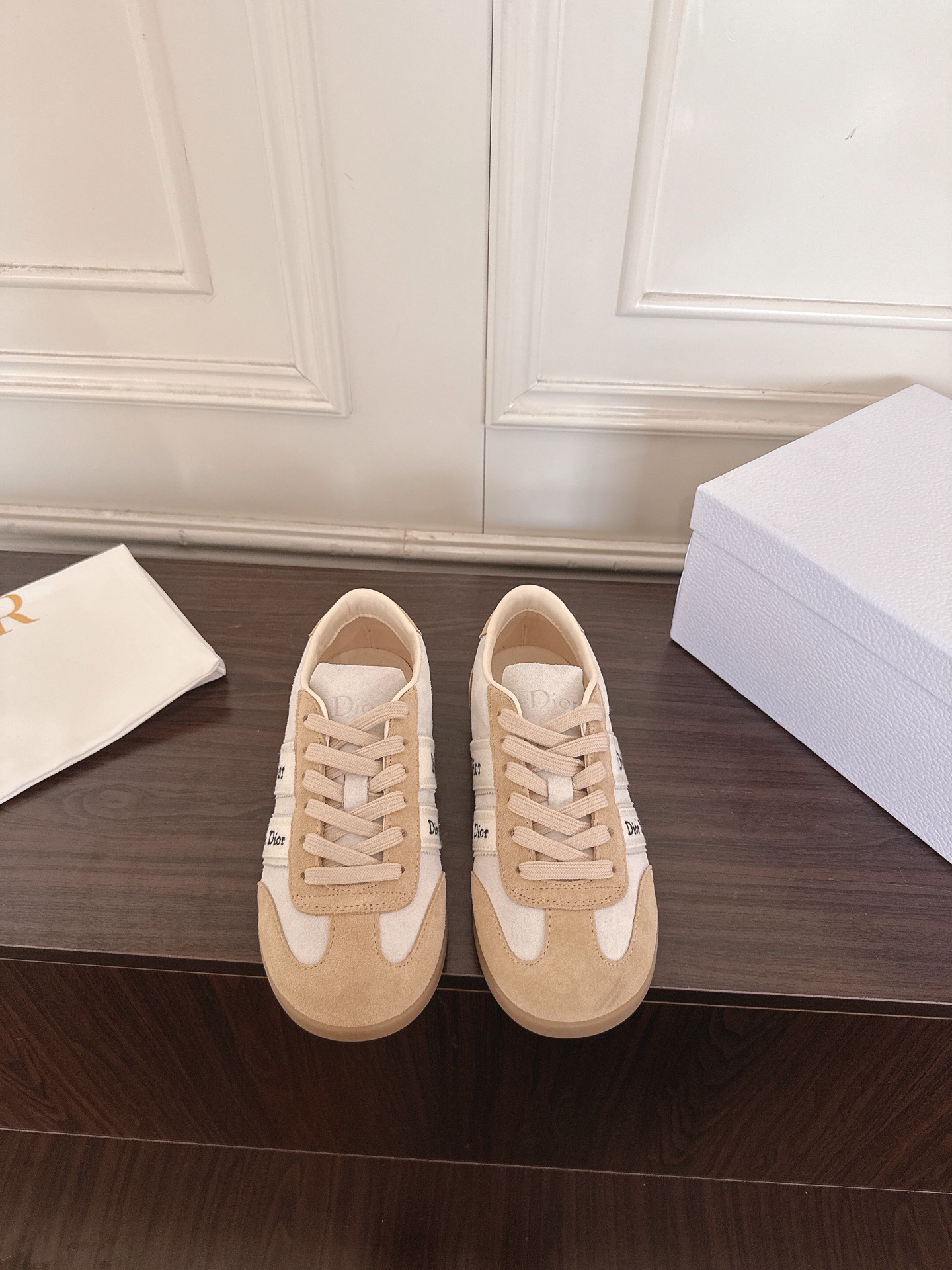 NO:883770,Dior Dior 26ss early spring new Ribbon series flat moral training shoes casual shoes  The classic Dexun shoe type comes with a retro filter, and is matched with Dior's iconic brand elements to get the right sense of lightness and luxury. The lines of the shoe body are smooth and neat, and you don't have to be picky about your foot shape or outfit. It can be easily controlled whether you have a wide foot or a fleshy foot. The top of the foot becomes slender in seconds, and the effect of making the legs appear taller and longer. Multiple colors are available to suit different styles, and each model has its own high-end filter. The top of the foot is a fashionable business card for walking, making it easy to wear the quality of a big-name brand.  The looks are great, and the feel on the feet is amazing!  The shape of the shoe fits the shape of the foot, and the upper foot is soft and elastic without grinding the foot. It can be worn for a long time without tiring the foot, and there is no pressure for daily running and commuting. The upper is cow suede, the lining is sheepskin, and the outsole is TPU. Sizes 35-42 (40, 41, and 42 are customized and cannot be returned or exchanged), casual shoes/sports shoes, dior, dior, sneakers, sheepskin19860909Dior迪奥26ss早春新款Ribbon系列平底德训鞋休闲鞋 经典德训鞋型自带复古滤镜,搭配迪奥标志性的品牌元素,把轻奢感拿捏得恰到好处.鞋身线条流畅利落,不挑脚型不挑穿搭,不管是宽脚、肉脚都能轻松驾驭,上脚秒变纤细脚型,显高显腿长的效果直接拉满.多色可选适配不同风格,每一款都自带高级滤镜,上脚就是行走的时尚名片,轻松穿出大牌质感. 颜值能打,脚感更是绝绝子！鞋型贴合脚型,上脚软弹不磨脚,久穿不累脚,日常暴走、通勤走路都毫无压力. 鞋面牛反绒 内里羊皮 大底TPU大底 size35-42码（40、41、42定制不退换）,休闲鞋/运动鞋,dior,dior,sneakers,sheepskin,Women's Shoes