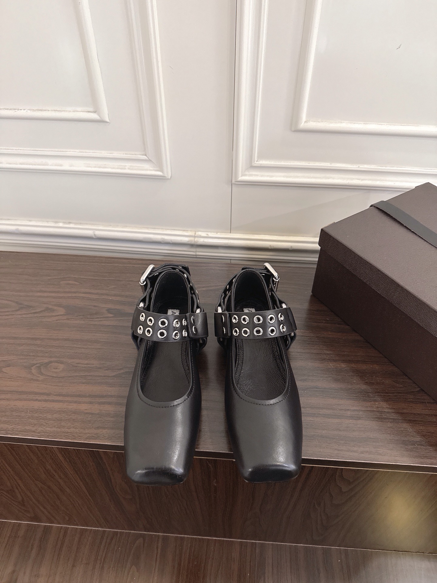 NO:883759,Guangdong purchasing agent Alaia 26SsFw square toe metal ballet shoes. The metal hole design is full of sense, and the one-word buckle adds a cute atmosphere. It is a square toe shoe with a soft and romantic atmosphere that is very suitable for sweet and cool girls. The traditional ballet style has more possibilities and can be combined with contemporary fashion. Feminine ballet elements can be more than one style. The combination of rigidity and softness, elegance and power, is the best way to open ballet shoes.  Fabric: Imported cowhide, lining cowhide, outsole, Italian genuine leather sole, Size35-40 (40 is custom-made and non-returnable), ballet shoes, alaia, cowhide19860909莞产代购级 Alaia 26SsFw方头金属芭蕾舞鞋 金属洞洞眼设计感十足,一字搭扣又增添了可爱的氛围.非常适合甜酷风女孩具有柔美浪漫气息的方头单鞋,传统的芭蕾风格具有了更多施展的可能性,也更能与当代时尚结合. 女性气质十足的芭蕾元素可不只一种风格,刚柔并济,既优雅又有力量,才是芭蕾舞鞋最好的打开方式. 面料进口牛皮 内里牛皮 大底意大利真皮鞋底 Size35-40（ 40 订做不退换）,芭蕾舞鞋,alaia,cowhide,Women's Shoes