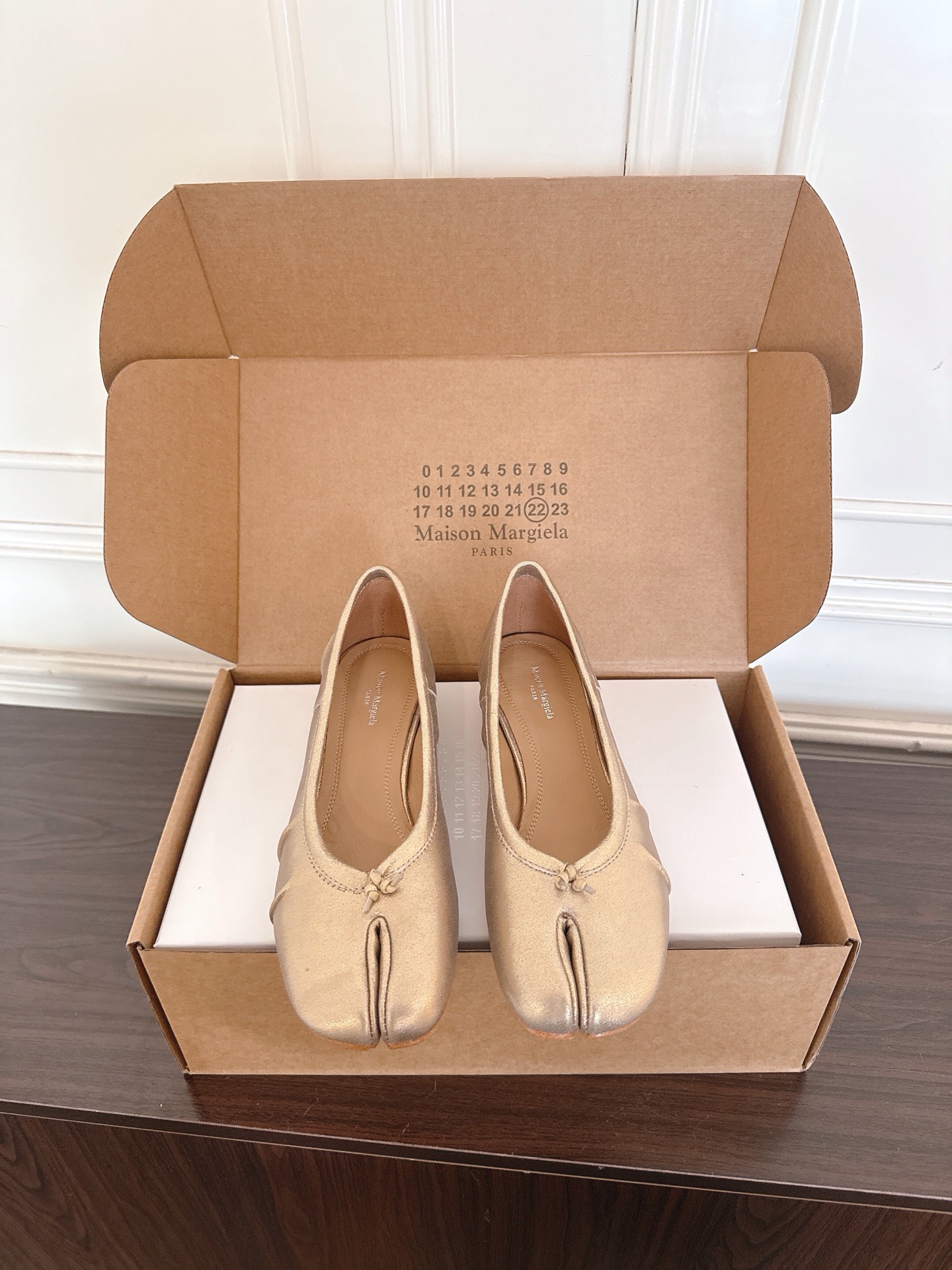 NO:883738,Guangdong purchasing agent Maison Margiela 26ss spring and summer new split toe ballet low heels  The design perfectly hits the aesthetic point of avant-garde aesthetics. The iconic split-toe toe is paired with a classic ballet shoe shape. It is highly recognizable while retaining the gentle temperament of ballet shoes. The neat lines and soft texture can not only modify the foot shape, but also bring an effortless relaxed atmosphere. Whether it is paired with a sweet girl style or a minimalist style, it can easily create a unique and cool temperament.  The foot feel experience is also completely online, the shoe shape fits the foot shape, and there is no discomfort on the upper foot at all. The soft lining allows you to maintain comfort even if you wear it for a long time. Upper sheepskin/cow leather, lining sheepskin, outsole Italian genuine leather outsole, size 35-40 (customized size 40 is not returnable), heel height 3cm, split-toe shoes, cowhide, sheepskin, Leather soles19860909莞产代购级 Maison Margiela 26ss春夏新款分趾芭蕾低跟鞋 设计上完美踩中了先锋美学的审美点,标志性的分趾鞋头搭配经典芭蕾鞋型,自带高辨识度的同时又保留了芭蕾鞋的温柔气质,利落的线条搭配柔和的质感,既能修饰脚型,又自带毫不费力的松弛氛围感,不管是搭配甜妹风还是极简风穿搭,都能轻松穿出又仙又酷的独特气质. 脚感体验也完全在线,鞋型贴合脚型,上脚完全不会有磨脚的不适感,软乎乎的内里让久穿也能保持舒适感. 鞋面羊皮/牛皮 内里羊皮 大底意大利真皮大底 size35-40码（40码定制不退换） 跟高3cm,分趾鞋,cowhide,sheepskin,Leather soles,Women's Shoes