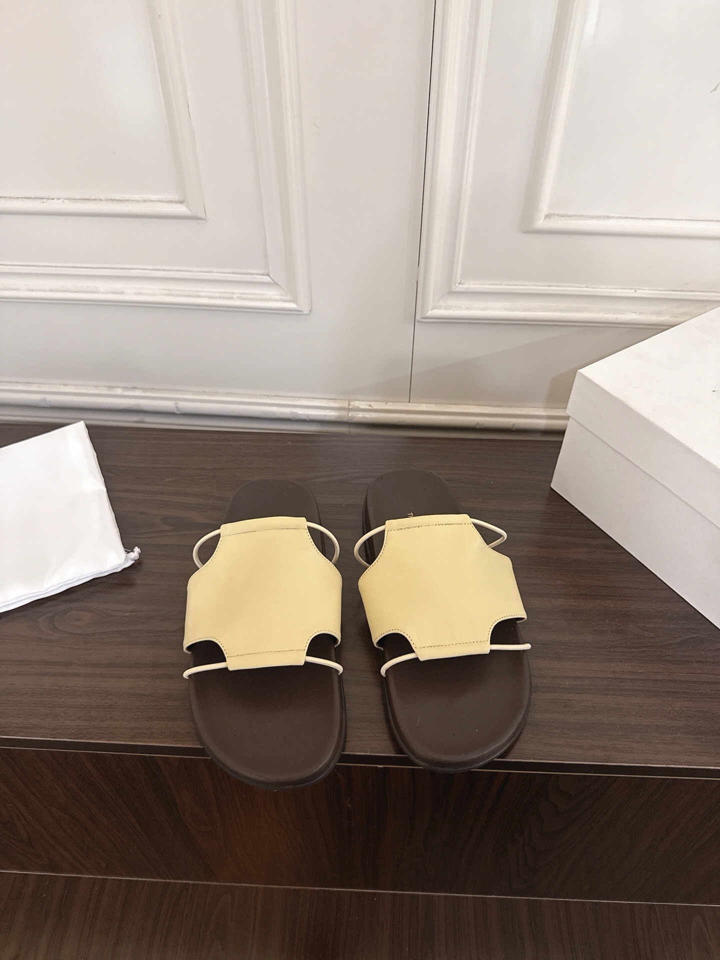 NO:883727,The row 2026ss new summer flat slippers are hard to see that are so fine and tolerant to the feet. They modify the foot shape properly without losing the unique charm. They are convenient and convenient to put on the feet. They are also very comfortable and can be worn in daily life. They are super versatile!  Imported sheepskin upper, sheepskin lining, original molded outsole, size: 35-41 (40.41 custom-made, non-returnable), slippers, slippers, sheepskin19860909The row 2026ss夏季新款平底拖鞋 很难看到会做到这么精细、而且对脚的包容性特别强,把脚型修饰得妥妥的,又不失独特韵味,上脚方便便捷,且非常舒适、日常穿都没有问题的、超级百搭！ 鞋面进口羊皮 内里羊皮 大底原版开模大底 码数:35-41（40.41订做不退换）,拖鞋,slippers,sheepskin,Women's Shoes