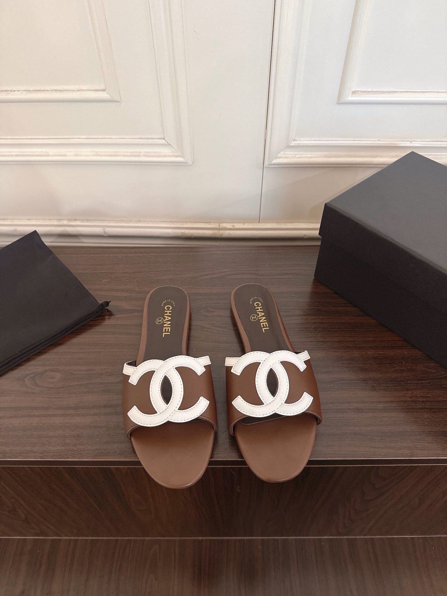 NO:883799,Chanel Chanel 26ss new summer double C hollow Mule sandals are designed to be worn throughout the summer. The brand's iconic CC overlapping logo is the core design, condensing Chanel's century-old French aesthetic gene. Made of fine calfskin, it feels soft and skin-friendly, and the shoe shape fits the lines of the foot, taking into account both elegance and comfort. It is an indispensable classic item for the summer wardrobe. Material: first-layer calfskin, inner sheepskin lining, outsole, genuine leather outsole  Size 35-41 (40.41 customized), slippers, chanel, chanel, slippers, cowhide, sheepskin, Leather soles19860909Chanel 香奈儿26ss夏季新款双C镂空穆勒凉拖鞋 承包整个夏天的穿搭以品牌标志性CC交叠标识为核心设计,凝练香奈儿百年法式美学基因.甄选细腻小牛皮打造,触感柔软亲肤,鞋型贴合足部线条,兼顾优雅与舒适,是夏日衣橱不可或缺的经典单品. 材质头层小牛皮 内里羊皮内里 大底真皮大底 码数35-41（40.41定做）,拖鞋,chanel,chanel,slippers,cowhide,sheepskin,Leather soles,Women's Shoes