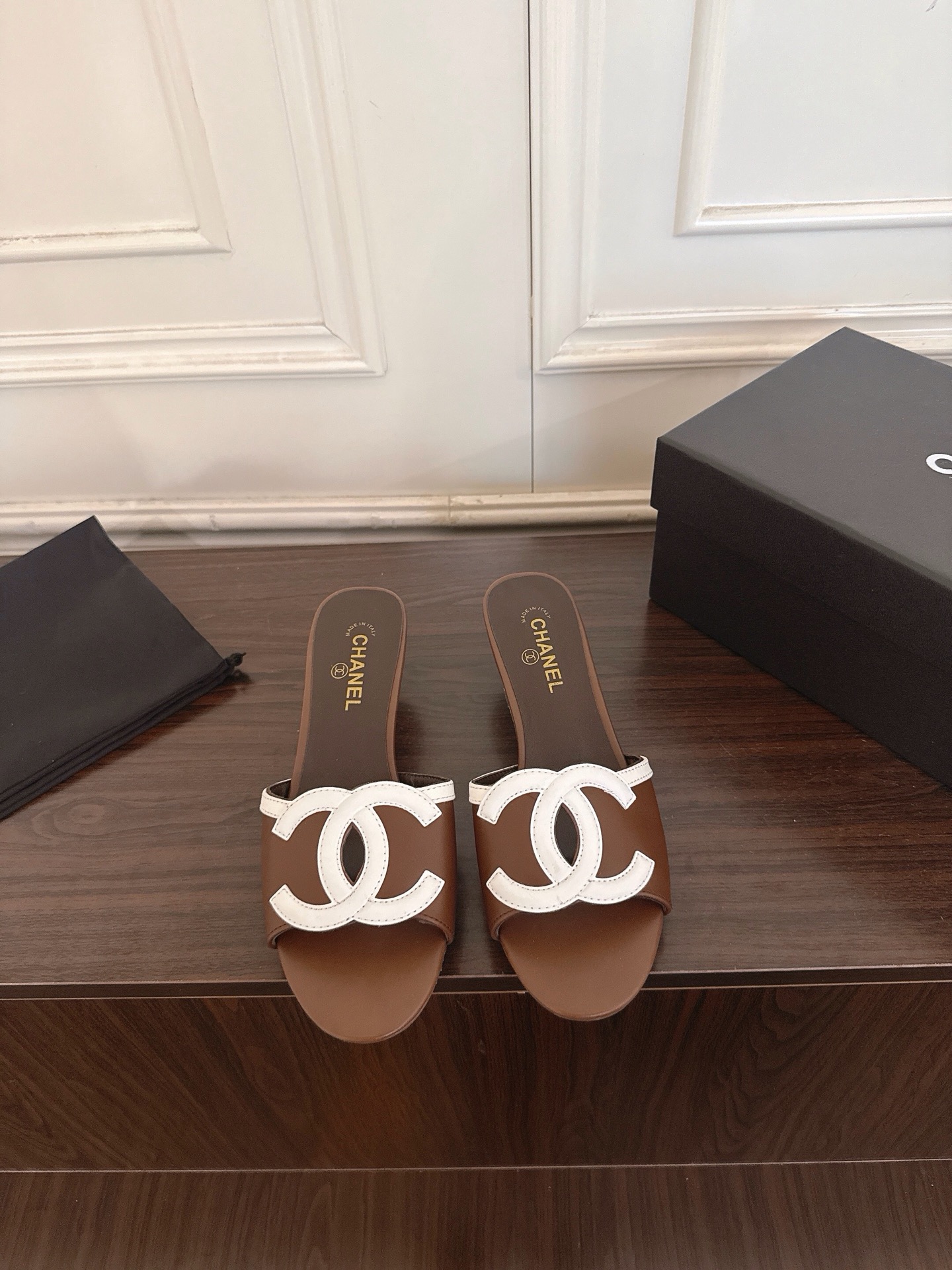 NO:883702,Chanel Chanel 26ss new summer double C cat heel sandals are designed to be worn throughout the summer. The brand's iconic CC overlapping logo is the core design, condensing Chanel's century-old French aesthetic gene. Made of fine calfskin, soft to the touch and skin-friendly, the shoe shape fits the line of the foot, taking into account both elegance and comfort. It is an indispensable classic item for the summer wardrobe. Material: top layer calfskin, inner sheepskin lining, outsole, leather outsole, heel height 3cm  Size 35-41 (40.41 customized), slippers, chanel, chanel, slippers, cowhide, sheepskin, Leather soles19860909Chanel 香奈儿26ss夏季新款双C猫跟凉拖鞋 承包整个夏天的穿搭以品牌标志性CC交叠标识为核心设计,凝练香奈儿百年法式美学基因.甄选细腻小牛皮打造,触感柔软亲肤,鞋型贴合足部线条,兼顾优雅与舒适,是夏日衣橱不可或缺的经典单品. 材质头层小牛皮 内里羊皮内里 大底真皮大底 跟高3cm 码数35-41（40.41定做）,拖鞋,chanel,chanel,slippers,cowhide,sheepskin,Leather soles,Women's Shoes