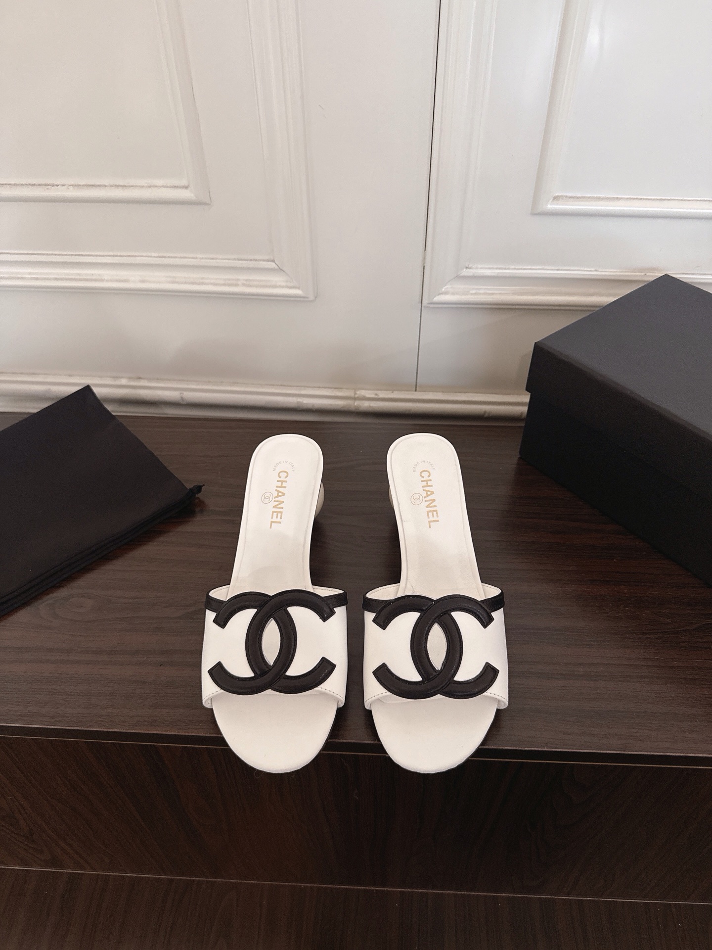 NO:883715,Chanel Chanel 26ss new summer double C pearl heel sandals are designed to be worn throughout the summer. The brand's iconic CC overlapping logo is the core design, condensing Chanel's century-old French aesthetic gene. Made of fine calfskin, soft to the touch and skin-friendly, the shoe shape fits the line of the foot, taking into account both elegance and comfort. It is an indispensable classic item for the summer wardrobe. Material: first-layer calfskin, sheepskin lining, outsole, genuine leather outsole, heel height 5cm  Size 35-41 (40.41 customized), slippers, chanel, chanel, slippers, cowhide, sheepskin, Leather soles19860909Chanel 香奈儿26ss夏季新款双C珍珠跟凉拖鞋 承包整个夏天的穿搭以品牌标志性CC交叠标识为核心设计,凝练香奈儿百年法式美学基因.甄选细腻小牛皮打造,触感柔软亲肤,鞋型贴合足部线条,兼顾优雅与舒适,是夏日衣橱不可或缺的经典单品. 材质头层小牛皮 内里羊皮内里 大底真皮大底 跟高5cm 码数35-41（40.41定做）,拖鞋,chanel,chanel,slippers,cowhide,sheepskin,Leather soles,Women's Shoes