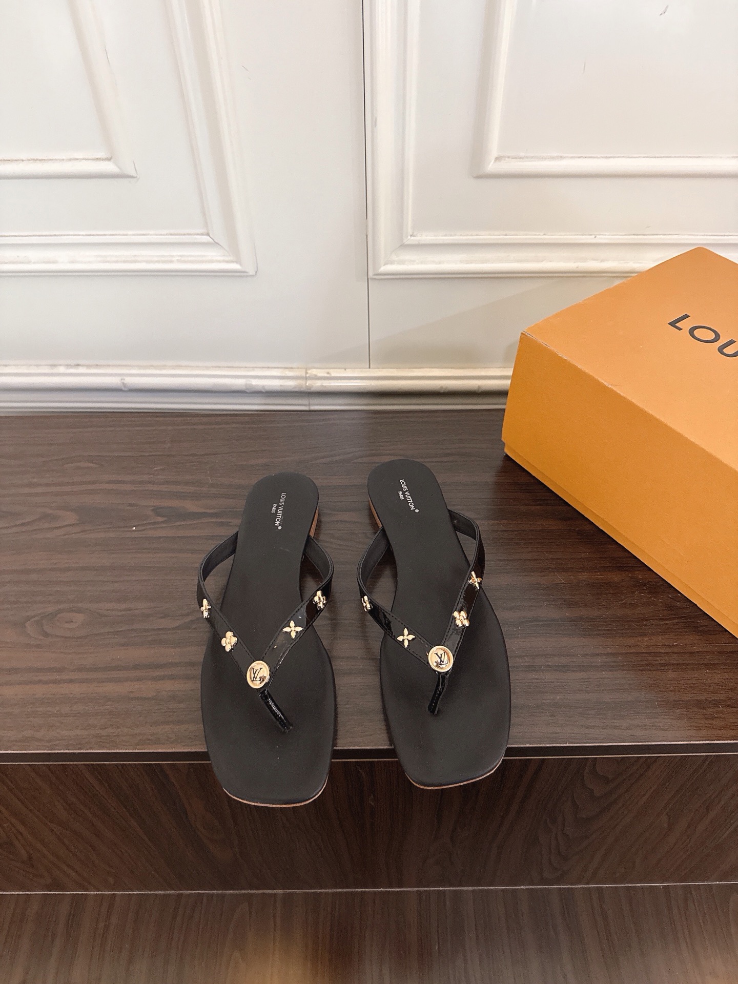 NO:883789,Louis Vuitton Louis Vuitton 26ss new arrival LV donkey brand summer flat flip-flops, simple and exquisite, full of high-end, showing elegance ~ super good-looking on the feet, perfect for summer shoes. Imported first-layer cowhide upper, sheepskin lining, outsole, genuine leather, size 35-41 (40.41 custom-made, non-refundable), split-toe shoes, louis vuitton, louis  vuitton,louis vuitton,louis vuitton,slippers,cowhide,sheepskin,Leather soles19860909Louis Vuitton 路易威登 26ss new arrival LV驴牌夏季平底夹脚拖鞋 简约精致,高级感满满,尽显优雅气质～上脚超好看,拉满了夏日美鞋的绝绝子 鞋面进口头层牛皮 内里羊皮内里 大底真皮大底 码数35-41（40.41订做不退换）,分趾鞋,louis vuitton,louis vuitton,louis vuitton,louis vuitton,slippers,cowhide,sheepskin,Leather soles,Women's Shoes