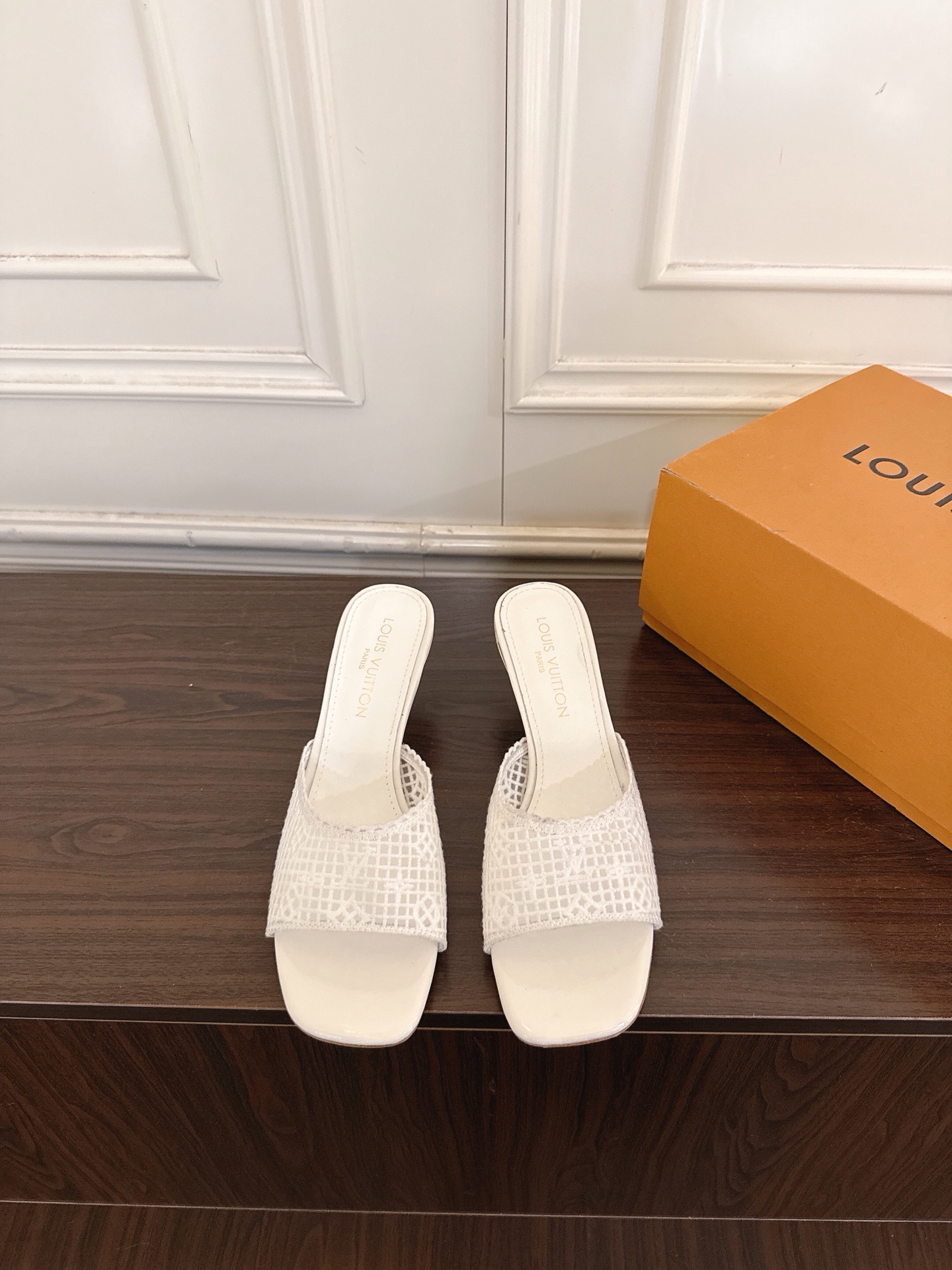 NO:883780,Louis Vuitton Louis Vuitton 26ss LV6AM Cat Heel Sandals Letter Embroidered Lace Mesh One-Strap Sandals This 6AM sandal is made of embroidered fabric lace mesh, using Monogram embroidered fabric to copy the exquisite texture of lace. The rounded toe exudes a gentle atmosphere, with scalloped trim, patent leather laces and LV  Twist accessories complement each other. Leather outsole creates a comfortable wearing experience. Charming kitten heel and soft leather outsole complete the whole. Custom embroidered fabric lace on the upper, sheepskin lining on the foot, Italian genuine leather outsole, heel height 5.5cm, size 35-41 (40.41 custom made, non-returnable), slippers, louis vuitton, louis vuitton, louis vuitton, slippers, sheepskin, Leather  soles19860909Louis Vuitton 路易威登 26ss LV6AM猫跟凉拖鞋字母刺绣蕾丝网面一字带凉拖鞋 本款6AM凉拖取材刺绣织物蕾丝网面,以 Monogram 刺绣织物临摹蕾丝的考究质感.圆润鞋头流露温婉气息,与扇形饰边,漆面皮革鞋带和LV Twist饰件相得益彰.皮革外底成就舒软穿着体验.妩媚小猫跟和柔软皮革外底完善整体. 鞋面定制刺绣织物蕾丝 内里垫脚羊皮 鞋底意大利真皮大底 跟高5.5cm 码数35-41（40.41定做不退换）,拖鞋,louis vuitton,louis vuitton,louis vuitton,slippers,sheepskin,Leather soles,Women's Shoes