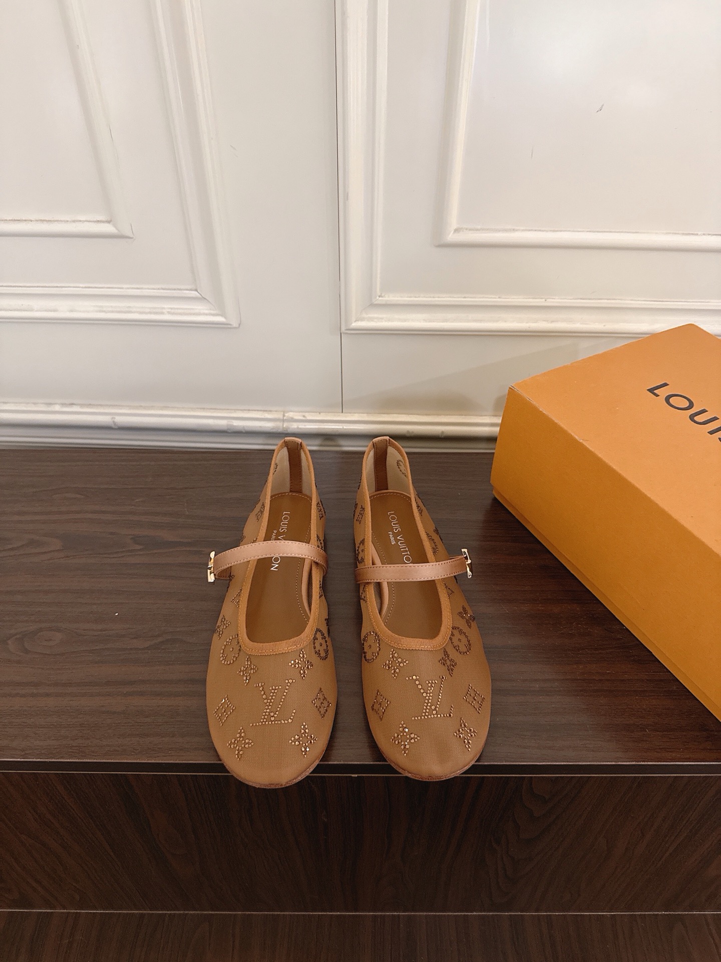 NO:883755,Louis Vuitton Louis Vuitton 26ss ballet shoes embroidered lace buckle Mary Jane shoes breathable mesh flat shoes This Romy flat ballet shoes are made of Monogram embroidered fabric to imitate the exquisite texture of lace. The rounded toe exudes a gentle atmosphere, complementing the scalloped trim, high-temperature rhinestones on the mesh and LV Twist embellishments. The leather outsole creates a comfortable wearing experience. Customized mesh fabric, sheepskin lining, outsole Italian leather outsole  Size 35-41 (40.41 customized, non-returnable), single shoes, louis vuitton, louis vuitton, louis vuitton, mary jane, sheepskin, Leather soles19860909Louis Vuitton 路易威登26ss芭蕾舞鞋刺绣蕾丝扣带玛丽珍鞋透气网面平底单鞋 本款Romy平底芭蕾鞋以 Monogram 刺绣织物临摹蕾丝的考究质感.圆润鞋头流露温婉气息,与扇形饰边,网面高温烫钻和LV Twist饰件相得益彰.皮革外底成就舒软穿着体验. 面料定制网面 内里羊皮 大底意大利真皮大底 码数35-41（40.41定做不退换）,单鞋,louis vuitton,louis vuitton,louis vuitton,mary jane,sheepskin,Leather soles,Women's Shoes