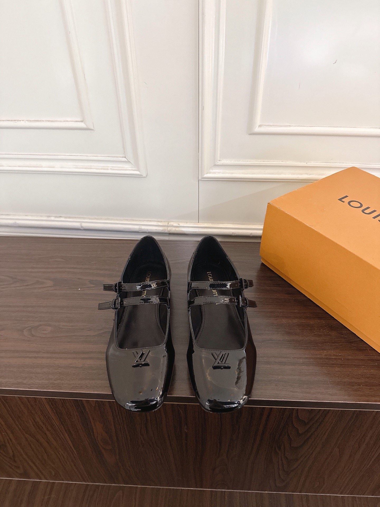 NO:883768,Louis Vuitton Louis Vuitton LV SWING 26ss Mary Jane ballet shoes double-strap flat-soled glossy patent leather single shoes Swing Mary Jane ballet shoes are made of patent cow leather, showing a feminine charm. Two adjustable slim straps are decorated with delicate buckles, which has a retro flavor. The square toe is decorated with LV Twist metal decoration. The flat heel and exquisite leather outsole tighten the overall design. The upper is cow patent leather, the lining is sheepskin, and the sole is Italian leather outsole.  Size 35-41 (40.41 customized, non-returnable), single shoes, louis vuitton, louis vuitton, louis vuitton, stuart weitzman, mary jane, cowhide, sheepskin, Leather soles19860909Louis Vuitton 路易威登 LV SWING 26ss玛丽珍芭蕾鞋双带平底亮面漆皮单鞋 Swing玛丽珍芭蕾鞋选用漆面牛皮革打造,演绎柔美风韵.两条可调节纤细饰带缀以精巧搭扣,浅蕴复古气息.方形鞋头点缀LV Twist金属装饰.平跟与精致皮革外底收束整体设计. 鞋面牛漆皮 内里垫脚羊皮 鞋底意大利真皮大底 码数35-41（40.41定做不退换）,单鞋,louis vuitton,louis vuitton,louis vuitton,stuart weitzman,mary jane,cowhide,sheepskin,Leather soles,Women's Shoes