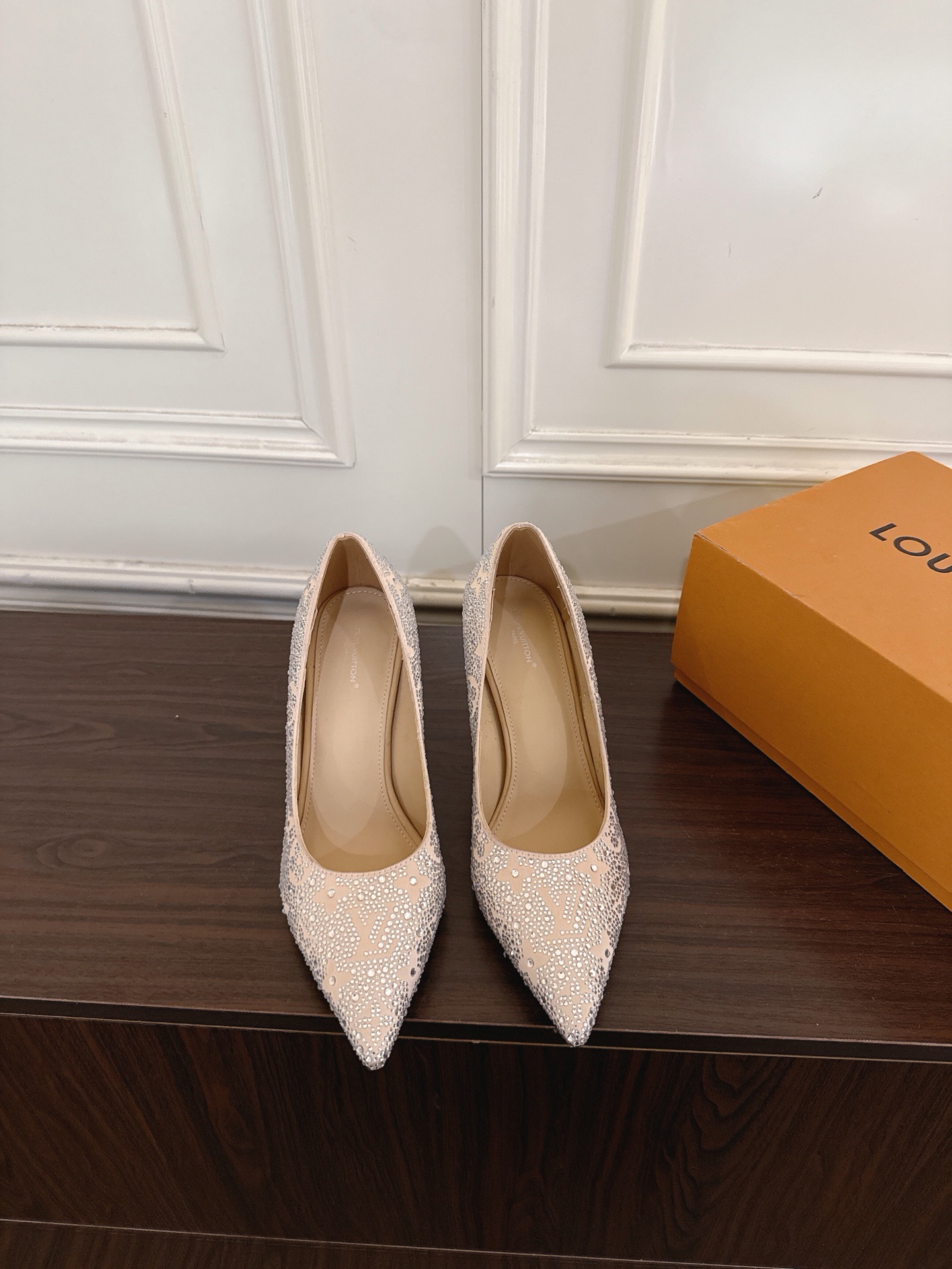 NO:883746,Louis Vuitton Louis Vuitton 26ssLV hot-drilled pointed-toe high-heeled shoes. This pair of shoes is like wearing the Milky Way on your feet. It has a silk base and a presbyopia pattern full of diamonds. It hides a full sense of luxury in a low-key manner. Every diamond shines just right. When walking on the foot, it has high-gloss to show the length of the legs. You can wear it in a second and look elegant.  Whether it is a dinner party, a wedding or an important occasion, it will be the focus of the whole event. The smooth texture of silk and the blingbling diamond surface are high-end and eye-catching. Wear it and you will be the queen with your own radiance!  Upper imported silk with hand-made rhinestones. Lining: sheepskin lining. Outsole: genuine leather outsole imported from Italy. Heel height 9cm. Size 35-41 (40 41 customized, non-refundable). High heels single shoes, louis vuitton, louis vuitton, louis vuitton, high heels, sheepskin, real silk, Leather soles19860909Louis Vuitton路易威登 26ssLV烫钻尖头高跟鞋 这双鞋简直是把银河穿在了脚上,真丝底布+满钻老花图案,低调里藏着满满的奢华感,每一颗钻都闪得恰到好处,上脚走路自带高光超显腿长,一秒穿出优雅气场 不管是晚宴、婚礼还是重要场合,它都是全场焦点,丝绸的柔滑质感搭配blingbling的钻面,高级又吸睛,穿它,你就是自带光芒的女王！ 鞋面进口真丝加手工烫钻 内里: 羊皮内里 大底: 意大利进口真皮大底 跟高9cm 码数35-41（40 41订做不退换）,高跟鞋单鞋,louis vuitton,louis vuitton,louis vuitton,high heels,sheepskin,real silk,Leather soles,Women's Shoes