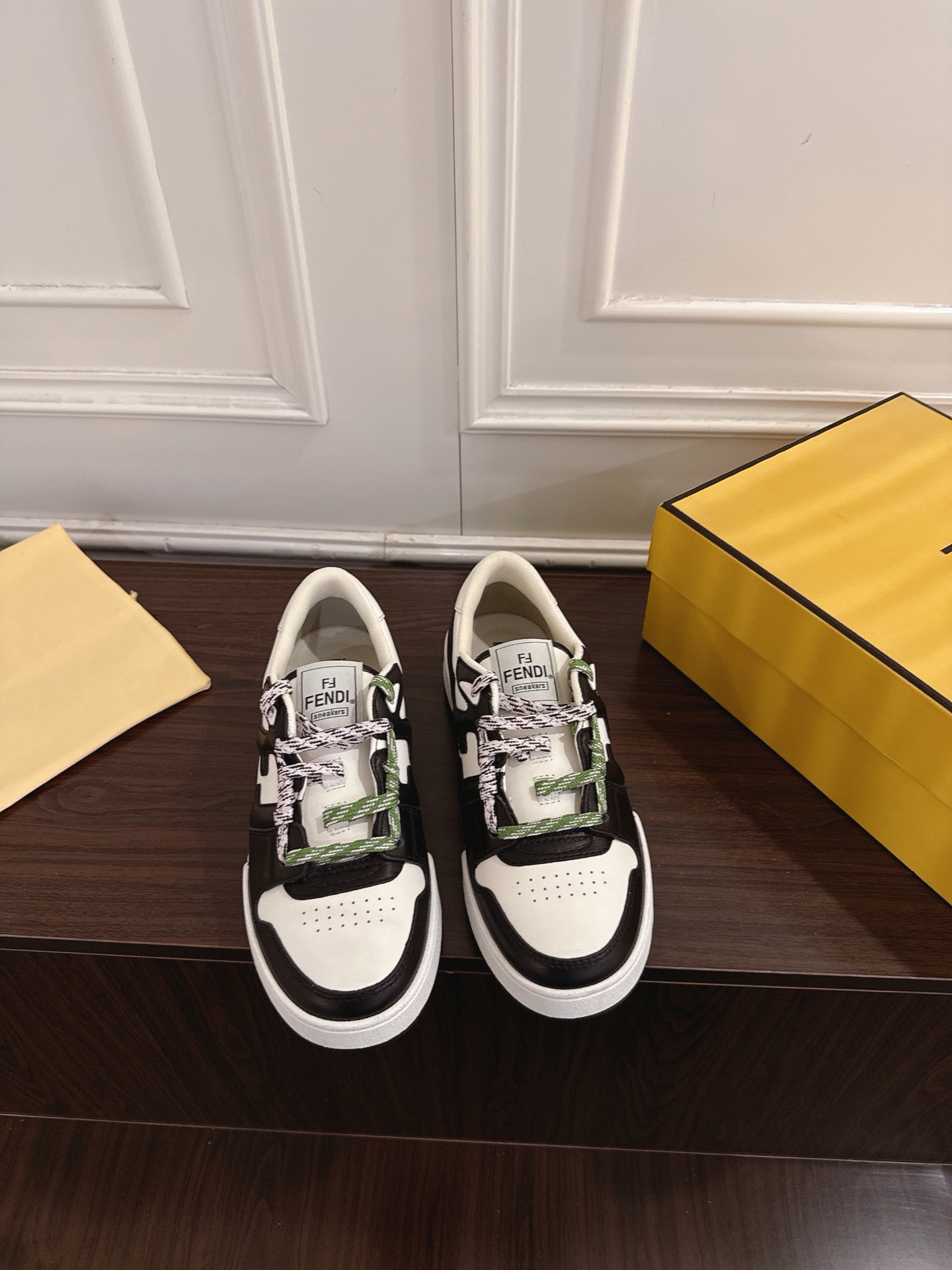 NO:883735,Men's 10 Fendi match capsule series, couple style, casual sneakers, sneakers, FENDI Match slip-on sneakers. White leather material, decorated with ivory leather details. Decorative tubular laces with FF logo, with internal elastic fiber, easy to slip on. Rubber sole, with FENDI wording on the side. Comes with exquisite packaging. The fabric is original custom imported first-layer cowhide. The lining is imported custom breathable mesh. The sole is original open mold TPU two-color combination sole.  Bottom thickness 3CM Size: women's 35-41 men's 39-45 (women's 41 and men's 45 are custom-made and non-returnable), casual shoes/sports shoes, fendi, fendi, sneakers, cowhide19860909男10 Fendi芬迪match胶囊系列 情侣款 休闲 运动鞋 板鞋 FENDI Match一脚蹬运动鞋.白色皮革材质,饰以象牙色皮革细节.饰有FF标志的装饰性管状鞋带,搭配内部弹性纤维,轻松实现一脚蹬.橡胶鞋底,侧面带FENDI字样 配合送精美包装 面料原版定制进口头层牛皮 内里进口定制透气网里 鞋底原版开模TPU双色组合底 底厚3CM Size: 女款35-41 男款39-45（女41 男45定做不退换）,休闲鞋/运动鞋,fendi,fendi,sneakers,cowhide,Women's Shoes