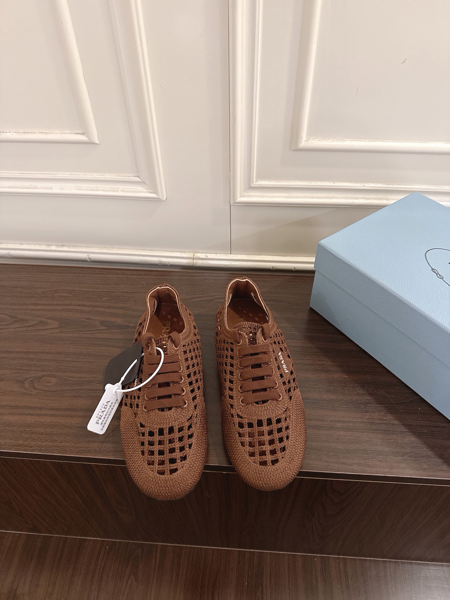 NO:883714,Prada Prada P's 26ssnew new lace-up hollow casual shoes moral training shoes low-key luxury lazy shoes, the best choice for the rich!  The soft rubber sole is known as the feeling of stepping on clouds ~ 100% comfortable. The computer embroidered hollow upper is very comfortable to wear in summer, soft and textured!  Full of high-end feel!  Upper imported computer electro-embroidered hollow upper lining imported mixed sheepskin sole original molded TPU non-slip outsole Size 35-41 (40.41 customized non-returnable), single shoes, prada, prada, sheepskin19860909Prada普拉达P家26ssnew新款系带镂空休闲鞋德训鞋 低调奢华懒人鞋,富人的不二选择！ 软胶底素有踩云感之称～舒适度百分百 电脑电绣镂空鞋面,夏季穿着非常舒适,柔和而有质感！高级感满满！ 鞋面 进口电脑电绣镂空鞋面 内里 进口混种羊皮 鞋底 原版开模TPU防滑大底 Size 35-41（40.41定制不退换）,单鞋,prada,prada,sheepskin,Women's Shoes