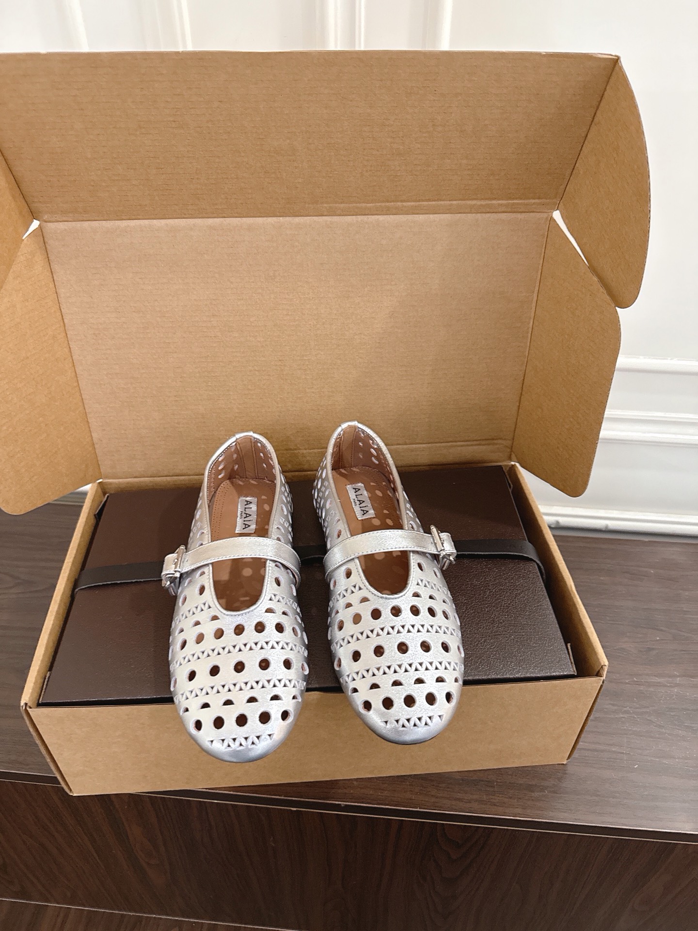 NO:883725,Guangdong purchasing agent grade Alaia 26ss early spring new flat-soled round hollow Mary Jane shoes. The upper adopts a hollow design to form a dense circular hole texture, which is both decorative and breathable. It is a highly recognizable design element of ALAA. The arrangement and size of the hollow holes are precisely designed, and the edges are processed delicately, reflecting ALAA's exquisite level of leather craftsmanship. At the same time, the lines of the shoe body are simple and smooth, contrasting with the hollow details.  The overall fusion of French retro and modern simplicity, with hollow elements adding a sense of sophistication, Mary Jane shoes have a sweet and elegant temperament, suitable for casual and casual styles. Fabric cowhide, sheepskin lining, original open molded outsole size 35-40 (40 customizations are non-refundable), single shoes, alaia, mary jane, cowhide, sheepskin19860909莞产代购级 Alaia 26ss早春新款 平底圆形镂空玛丽珍鞋单鞋 鞋面采用镂空设计,形成密集的圆形孔洞纹理,兼具装饰性与透气性,是ALAA极具辨识度的设计元素.镂空孔洞的排列与大小经过精准设计,边缘处理细腻,体现ALAA在皮革工艺上的精湛水准,同时鞋身线条简约流畅,与镂空细节形成对比. 整体融合法式复古与现代简约,镂空元素增添精致感,玛丽珍鞋型自带甜美优雅气质,适配休闲与轻熟风穿搭. 面料牛皮 内里羊皮 大底原版开模大底 size35-40（40定制不退换）,单鞋,alaia,mary jane,cowhide,sheepskin,Women's Shoes