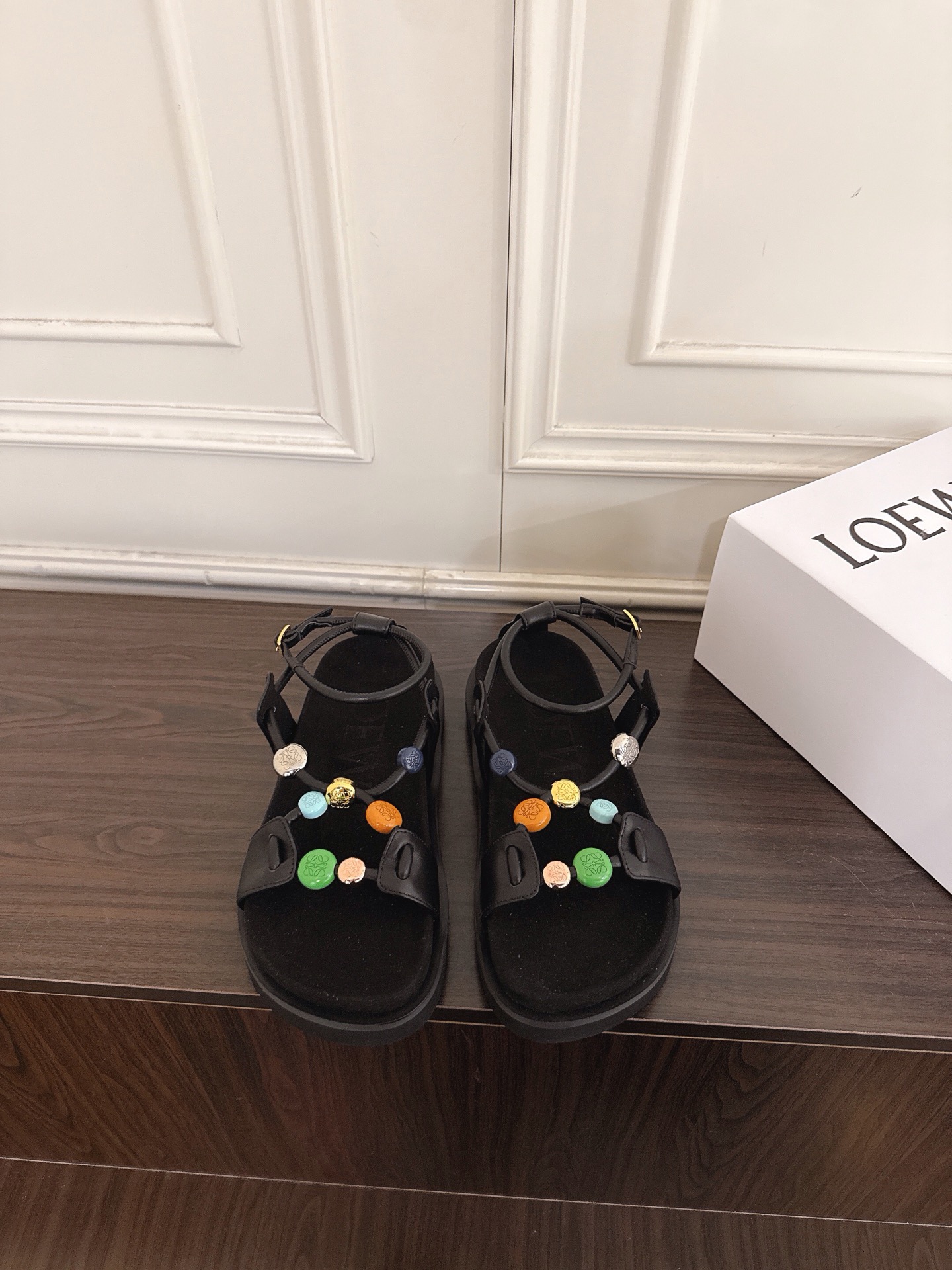 NO:883698,LOEWE/Luo Yiwei F041 2026/ss new retro style flat beach thick-soled sandals ~ Xiaohongshu, external network hot model A hot sandal recently, super cute, a must-have style that fashionistas must not miss, no complicated decorations, excellent vintage texture, pure and minimalist, neat and poetic, super versatile, original custom-made calfskin fabric, imported sheepskin lining, original molded outsole  Size 35-40 (40. Customized, non-refundable), sandals, loewe, loewe, sandals, cowhide, sheepskin19860909LOEWE/罗意威F041 2026/ss新品复古风平底沙滩厚底凉鞋～小红书、外网火爆款 最近大热的一款凉鞋 超级可爱 时髦精绝对不能错过的必入款,没有任何繁杂装饰,质感极好的vintage感,纯粹和极简做得利落又诗意 超级百搭款 面料原版定制小牛皮 内里进口羊皮 大底原版开模大底 码数35-40 (40.订做不退换),凉鞋,loewe,loewe,sandals,cowhide,sheepskin,Women's Shoes